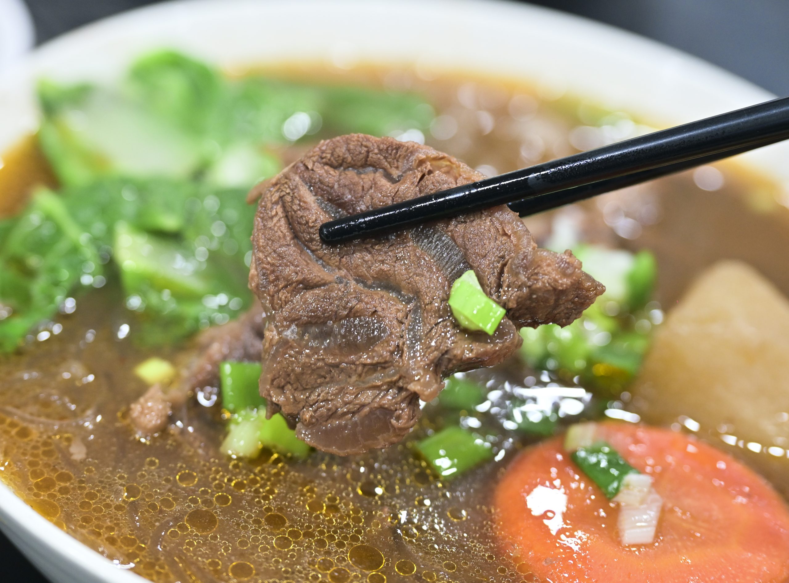 [花蓮美食]元味牛肉麵: 花蓮麵店這家真大碗，推薦秘製香料牛肉麵片，水餃真大!