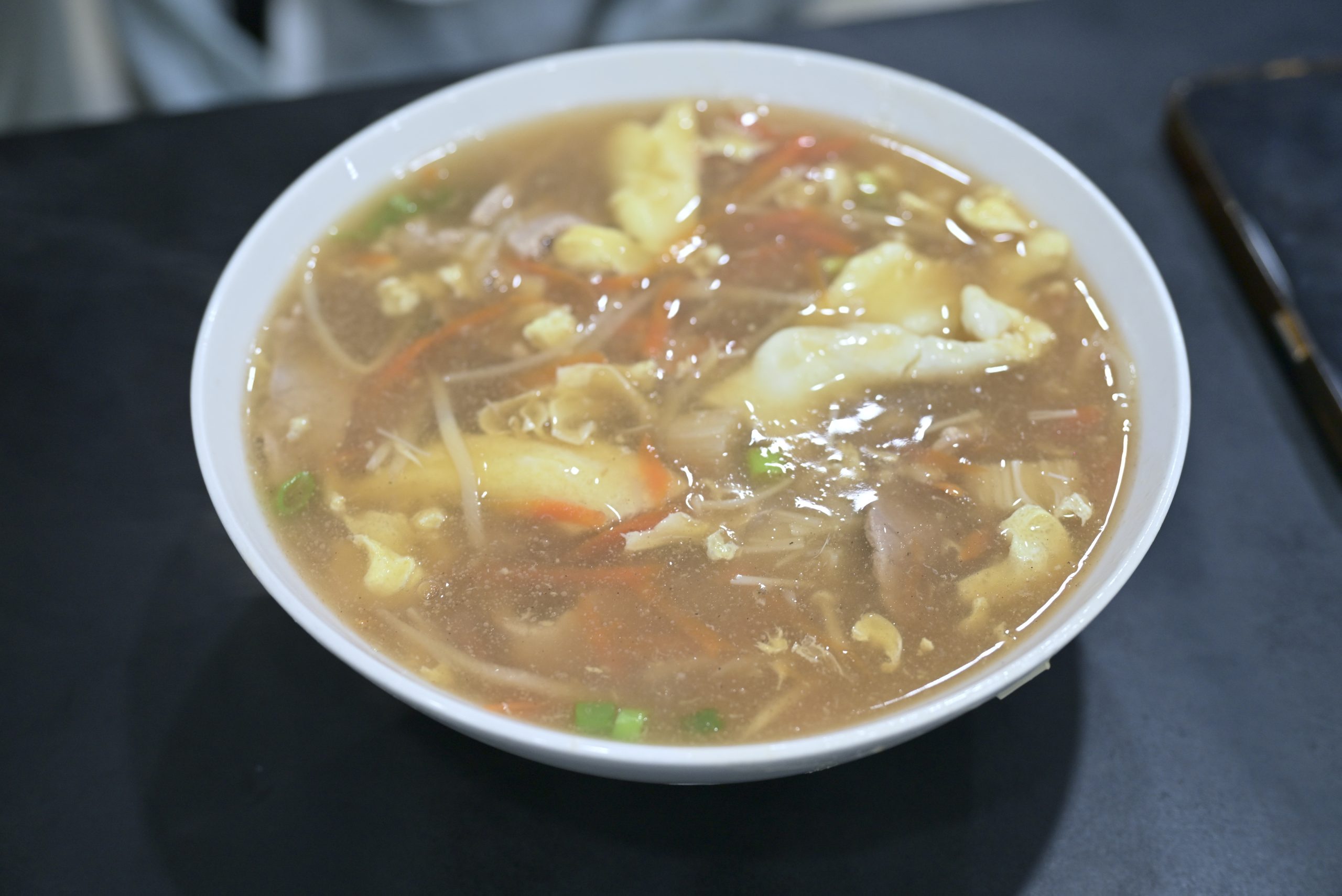 [花蓮美食]元味牛肉麵: 花蓮麵店這家真大碗，推薦秘製香料牛肉麵片，水餃真大!