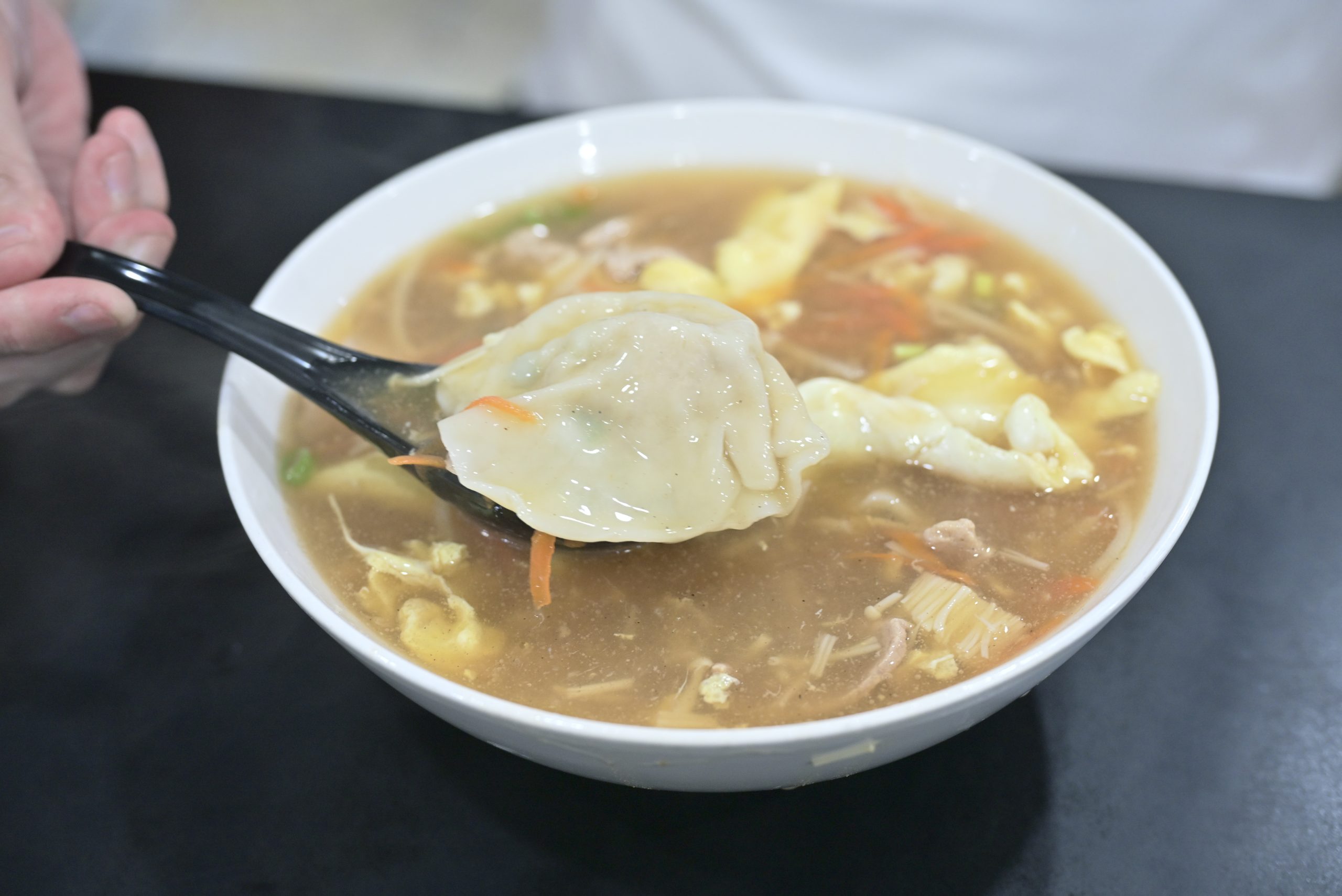 [花蓮美食]元味牛肉麵: 花蓮麵店這家真大碗，推薦秘製香料牛肉麵片，水餃真大!