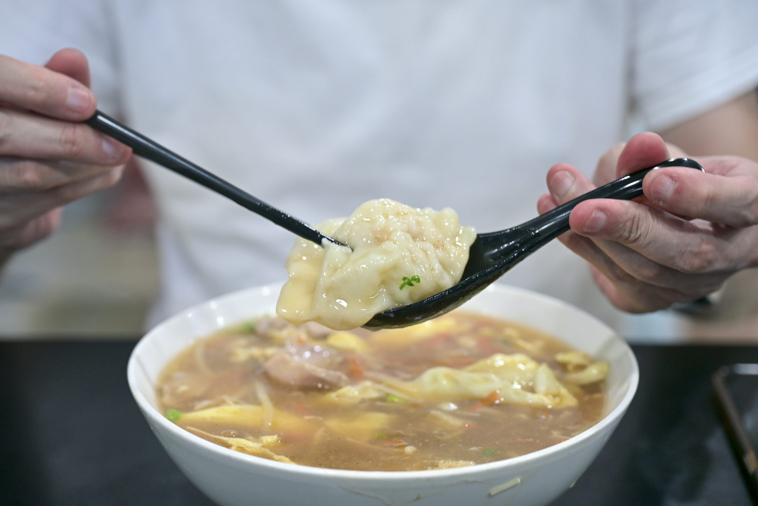 [花蓮美食]元味牛肉麵: 花蓮麵店這家真大碗，推薦秘製香料牛肉麵片，水餃真大!