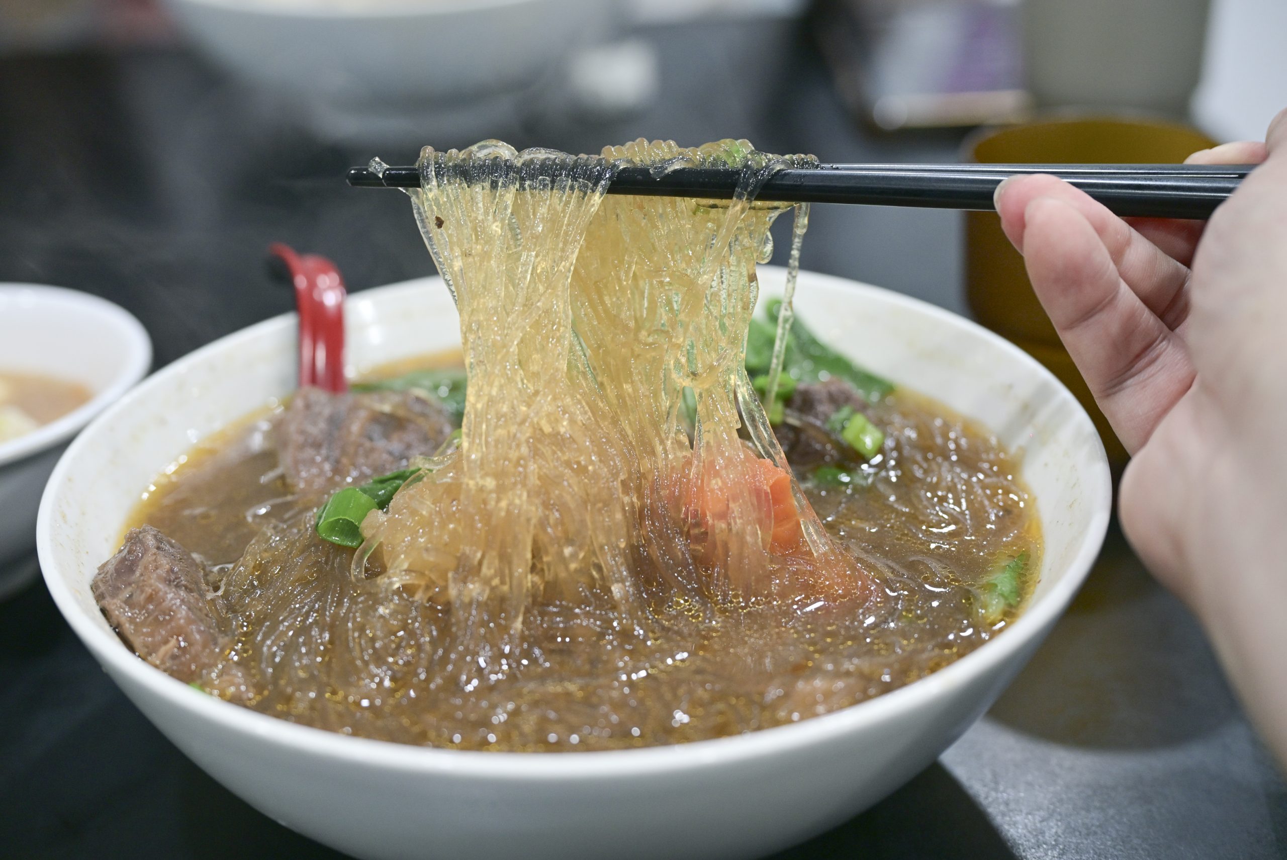 [花蓮美食]元味牛肉麵: 花蓮麵店這家真大碗，推薦秘製香料牛肉麵片，水餃真大!
