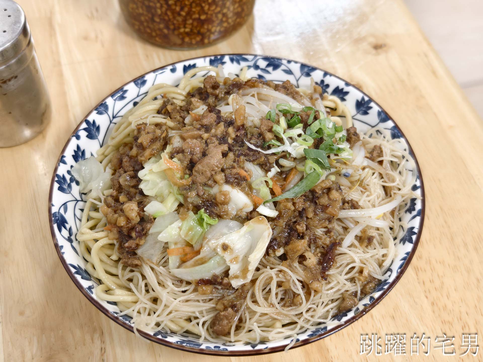 [花蓮早餐] 東洋早餐-這家傳統早餐店真乾淨！皮蛋酸豆手工蛋餅，搭配6種醬料真過癮，炒麵、肉羹麵通通有，花蓮老店