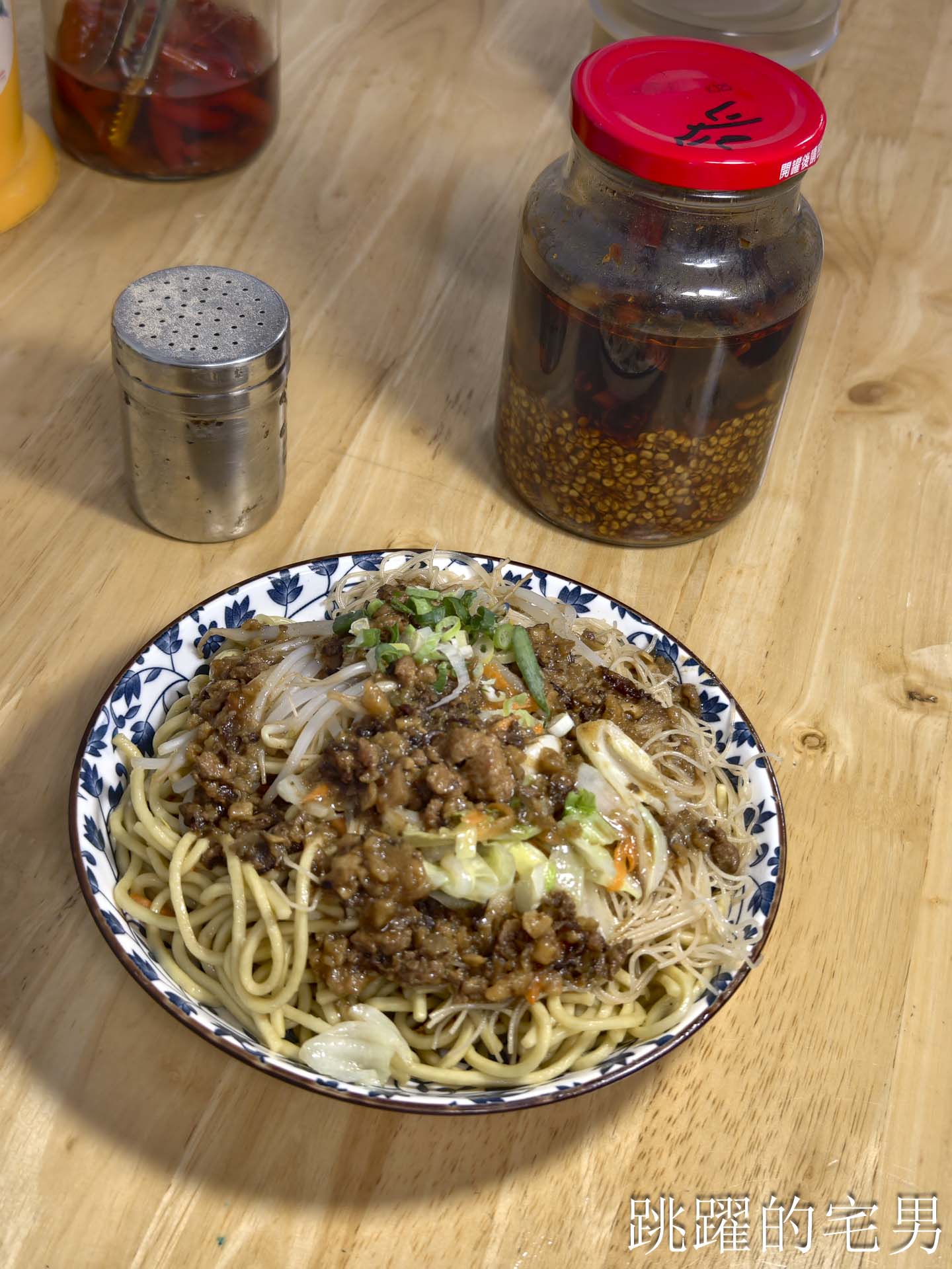 [花蓮早餐] 東洋早餐-這家傳統早餐店真乾淨！皮蛋酸豆手工蛋餅，搭配6種醬料真過癮，炒麵、肉羹麵通通有，花蓮老店