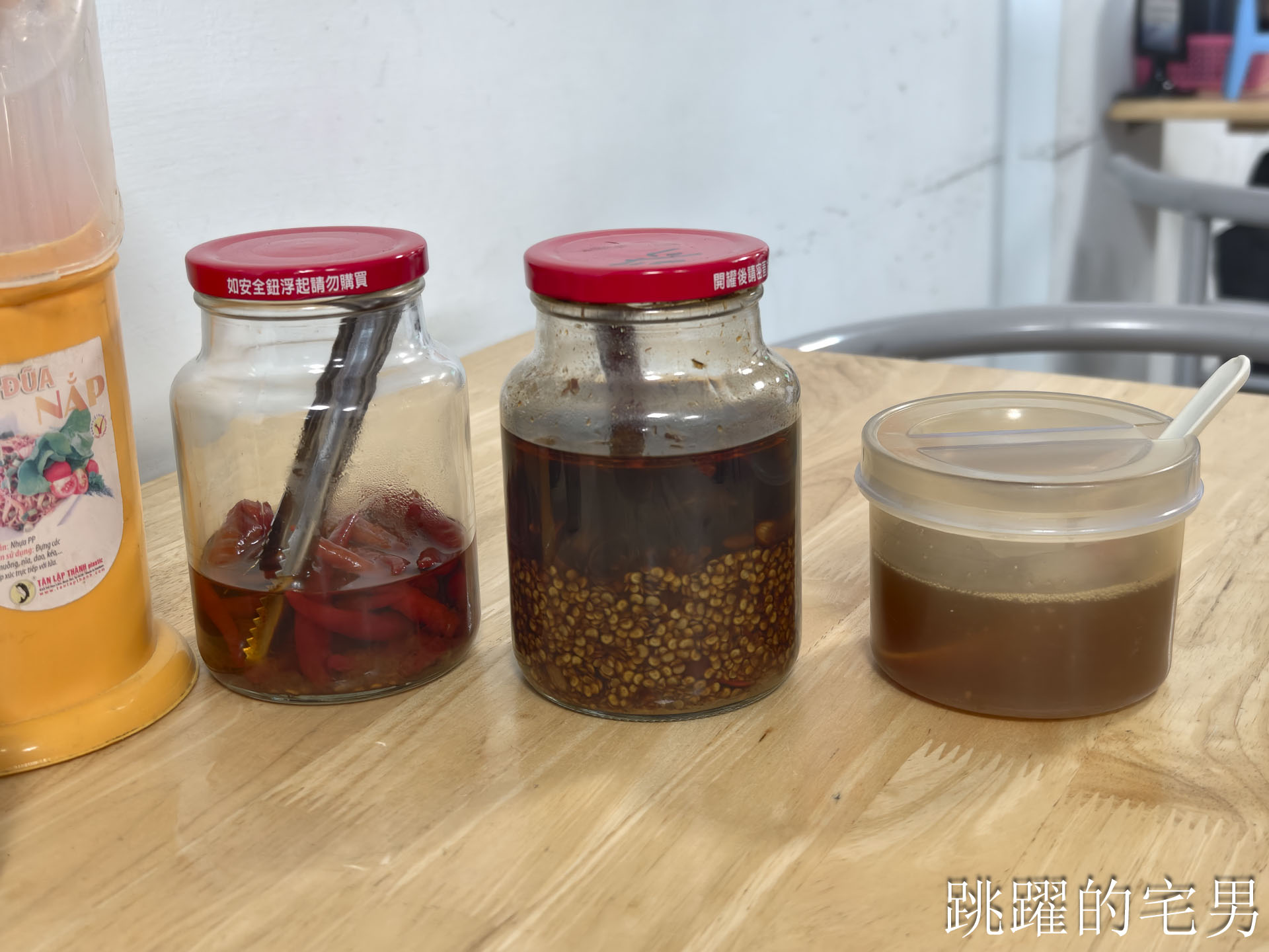 [花蓮早餐] 東洋早餐-這家傳統早餐店真乾淨！皮蛋酸豆手工蛋餅，搭配6種醬料真過癮，炒麵、肉羹麵通通有，花蓮老店