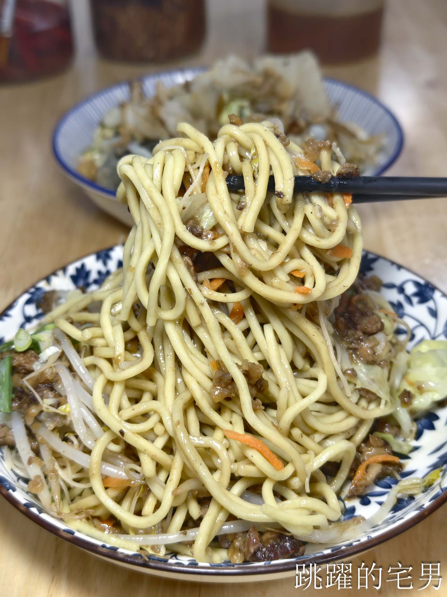 [花蓮早餐] 東洋早餐-這家傳統早餐店真乾淨！皮蛋酸豆手工蛋餅，搭配6種醬料真過癮，炒麵、肉羹麵通通有，花蓮老店