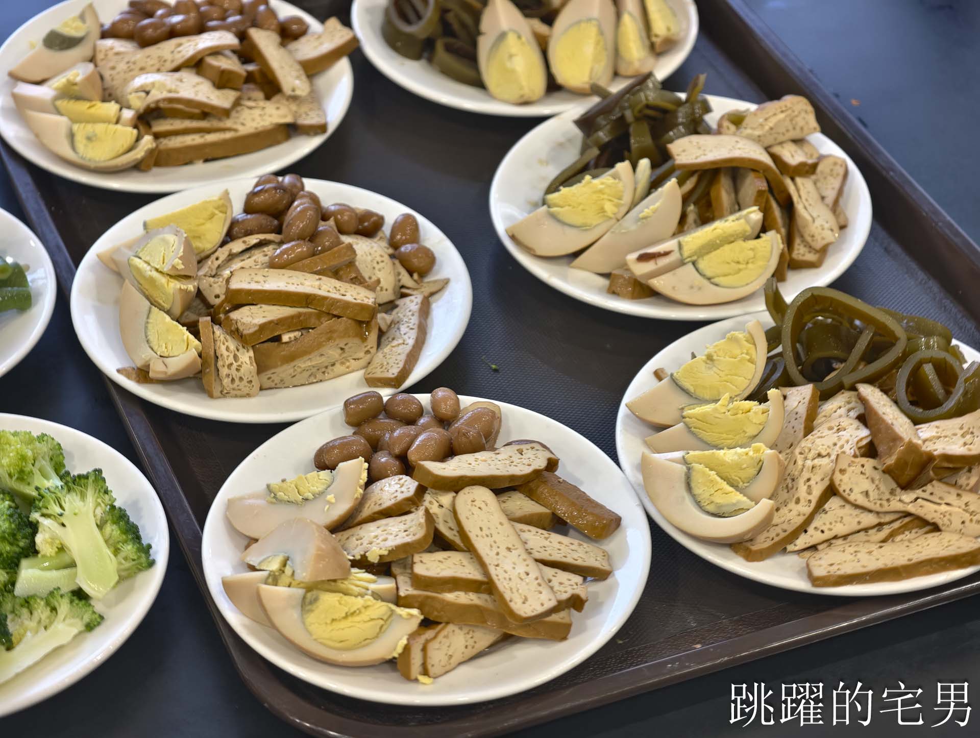 [花蓮美食]元味牛肉麵: 花蓮麵店這家真大碗，推薦秘製香料牛肉麵片，水餃真大!