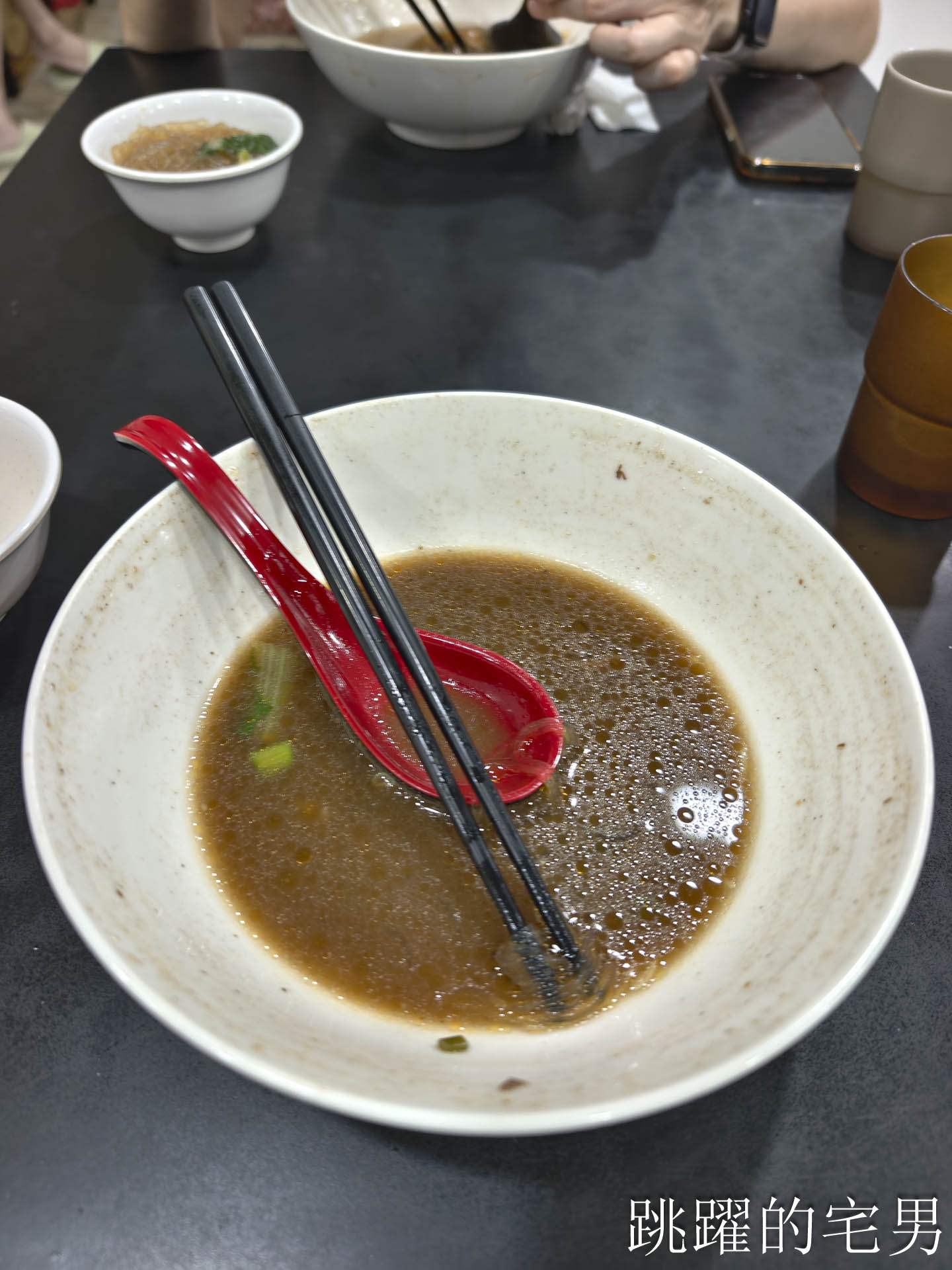 [花蓮美食]元味牛肉麵: 花蓮麵店這家真大碗，推薦秘製香料牛肉麵片，水餃真大!