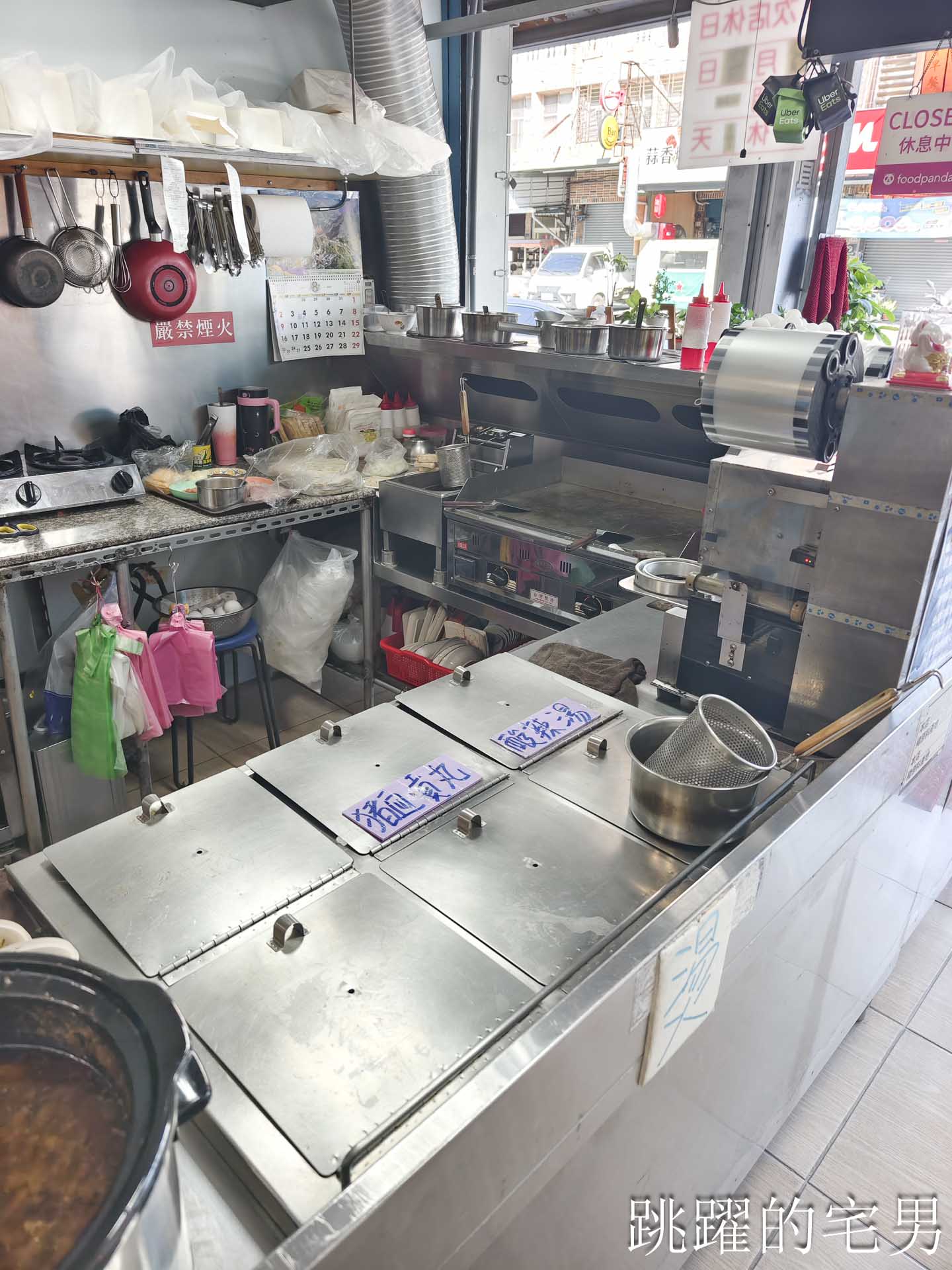 [花蓮早餐] 東洋早餐-這家傳統早餐店真乾淨！皮蛋酸豆手工蛋餅，搭配6種醬料真過癮，炒麵、肉羹麵通通有，花蓮老店