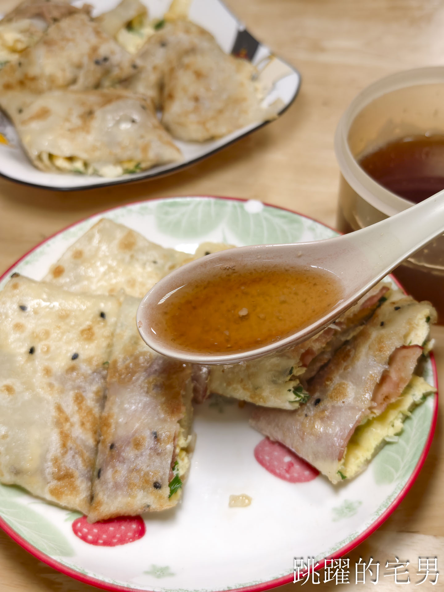 [花蓮早餐] 東洋早餐-這家傳統早餐店真乾淨！皮蛋酸豆手工蛋餅，搭配6種醬料真過癮，炒麵、肉羹麵通通有，花蓮老店