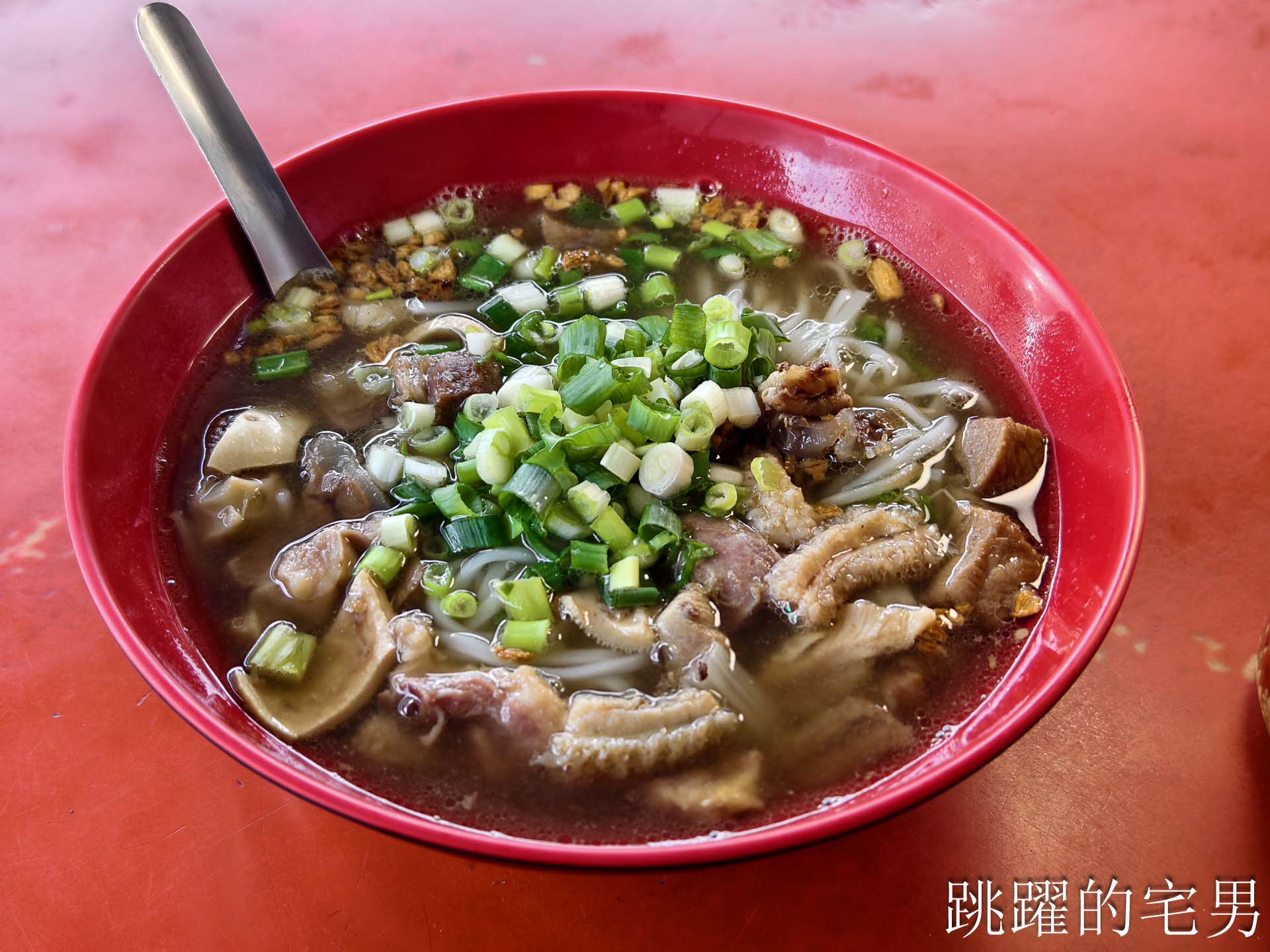 [花蓮美食]美崙牛雜湯-泰國阿姨來花蓮開泰國小吃，牛雜湯50元滿滿肉C/P值超高，花蓮平價美食
