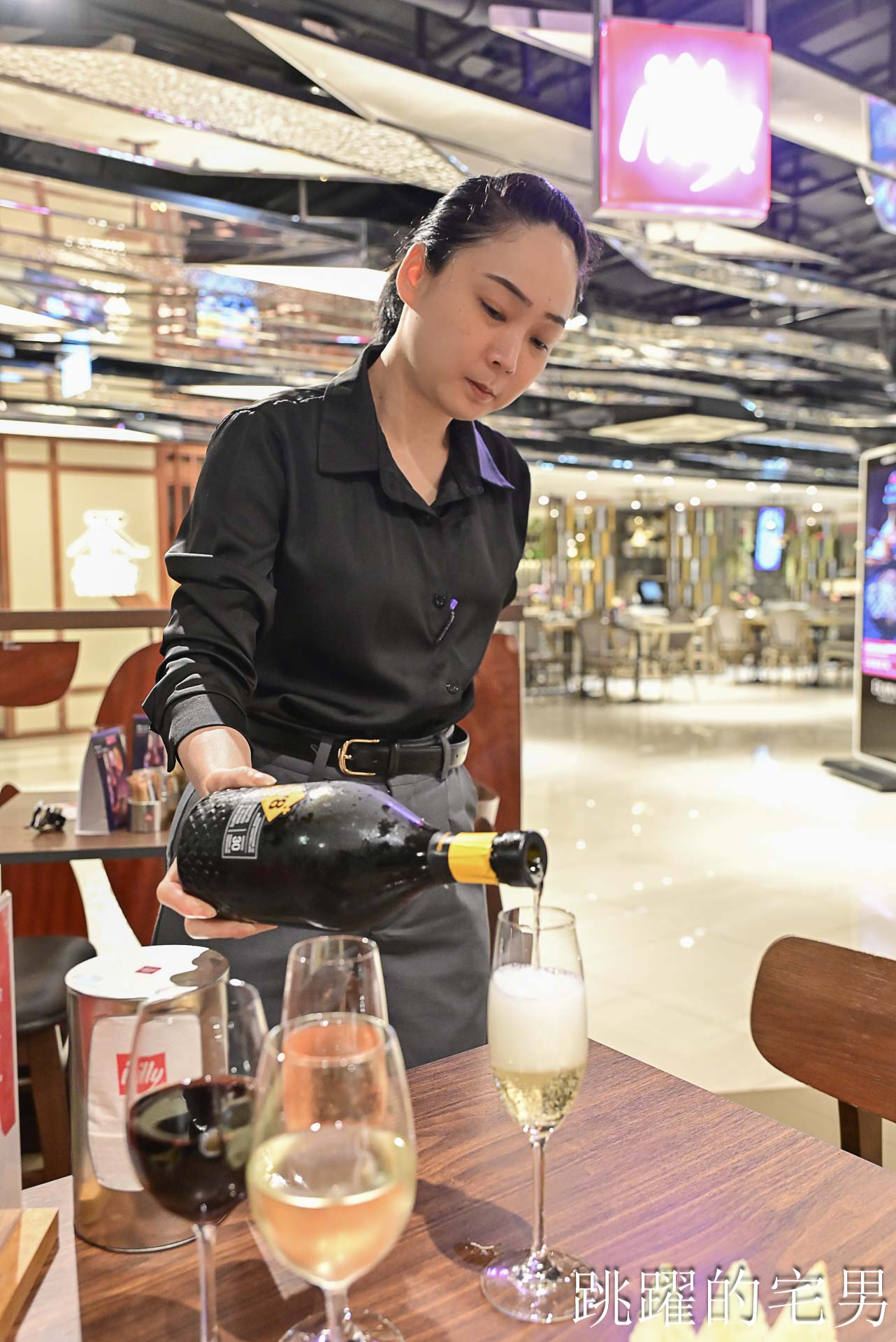 [曼谷四面佛美食]illy Caffè Erawan -曼谷暢飲! 2小時紅白酒暢飲只要690元！泰國名菜Massaman超好吃、義大利麵到提拉米蘇都滿足，Erawan Bangkok奇隆站美食