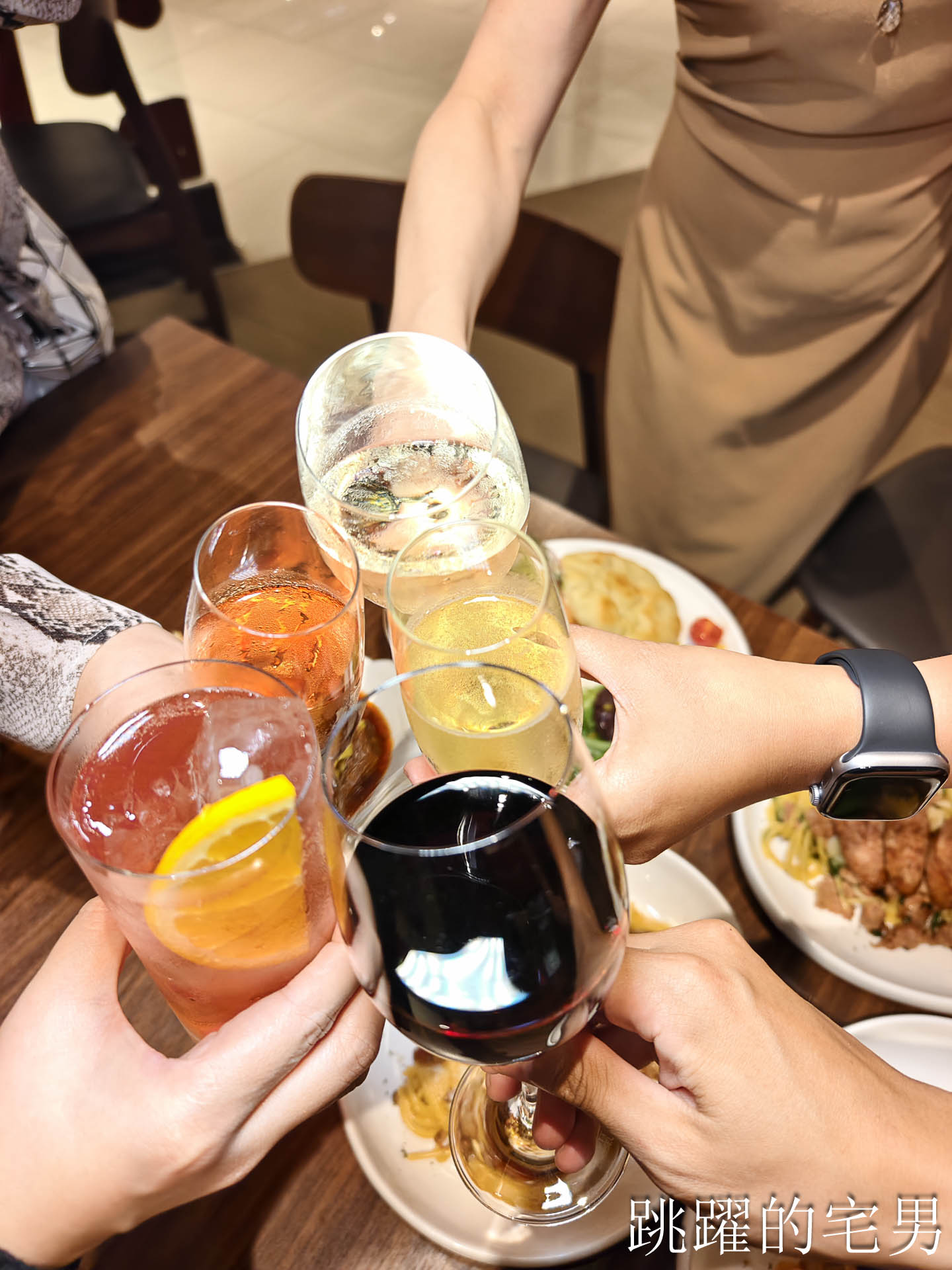 [曼谷四面佛美食]illy Caffè Erawan -曼谷暢飲! 2小時紅白酒暢飲只要690元！泰國名菜Massaman超好吃、義大利麵到提拉米蘇都滿足，Erawan Bangkok奇隆站美食