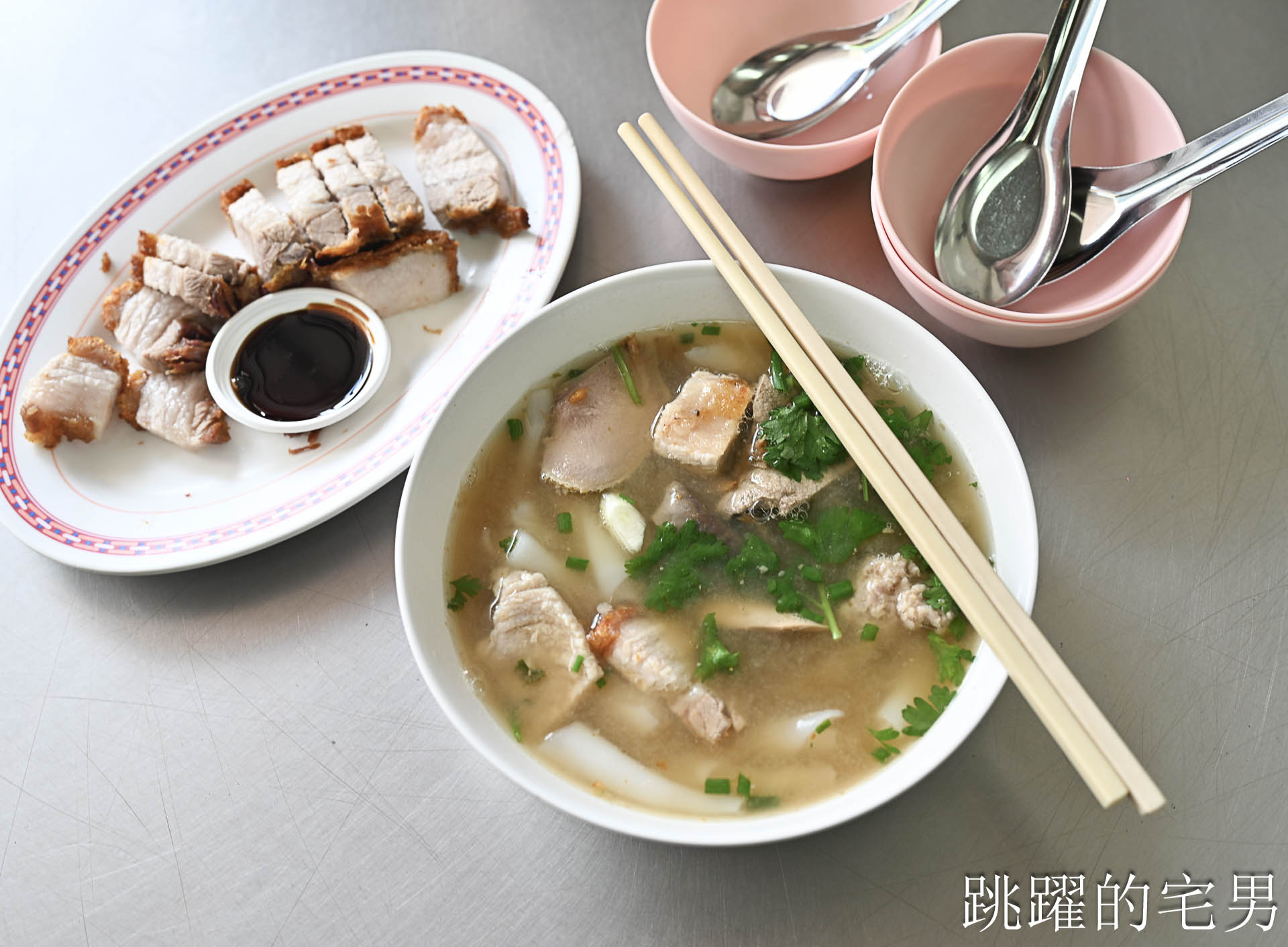 [曼谷唐人街美食]陳億粿條店-燒肉完全打到我的味蕾，脆到驚人! 白胡椒湯頭有夠特別! 粿條居然像台灣龍捲條，曼谷美食