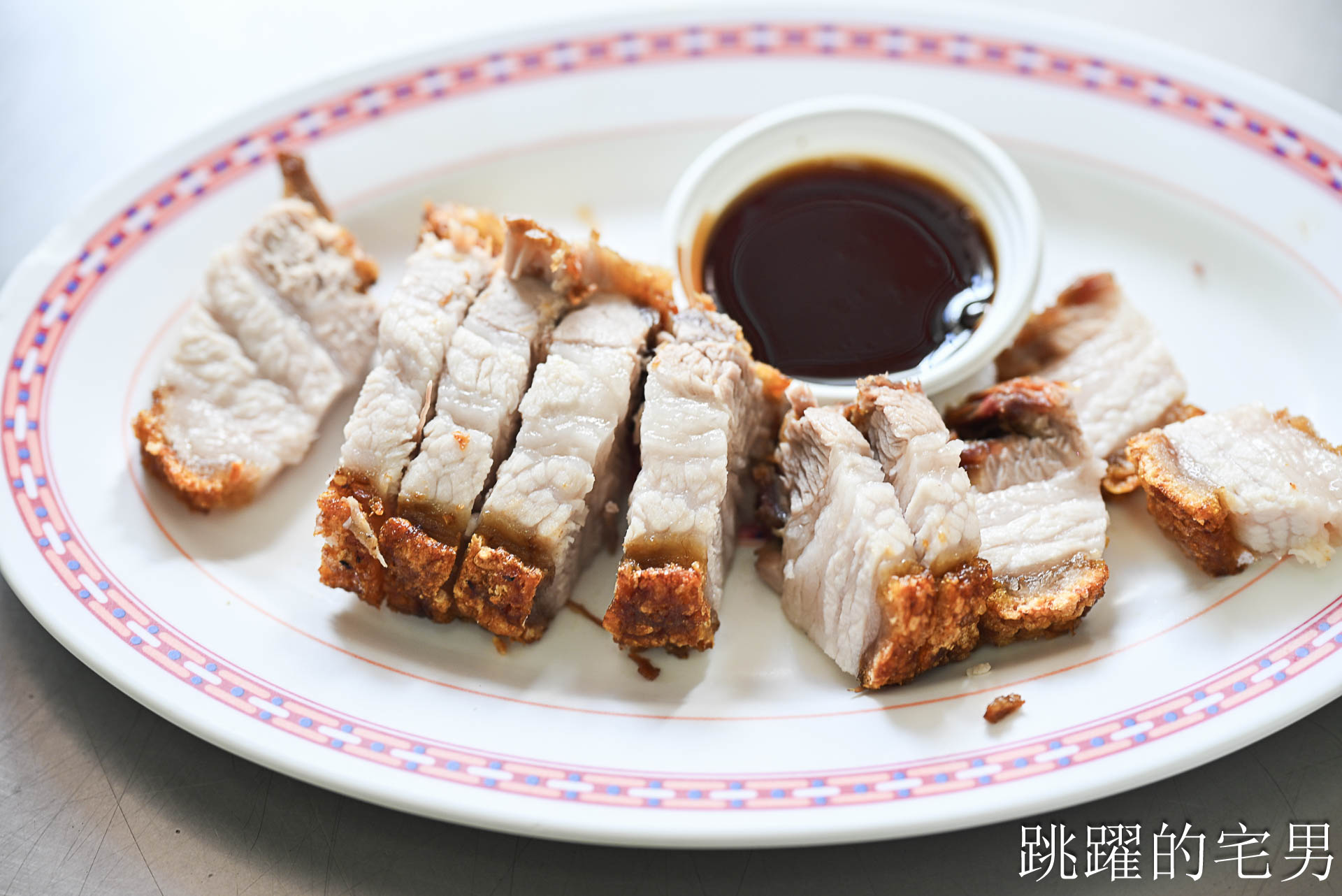[曼谷唐人街美食]陳億粿條店-燒肉完全打到我的味蕾，脆到驚人! 白胡椒湯頭有夠特別! 粿條居然像台灣龍捲條，曼谷美食