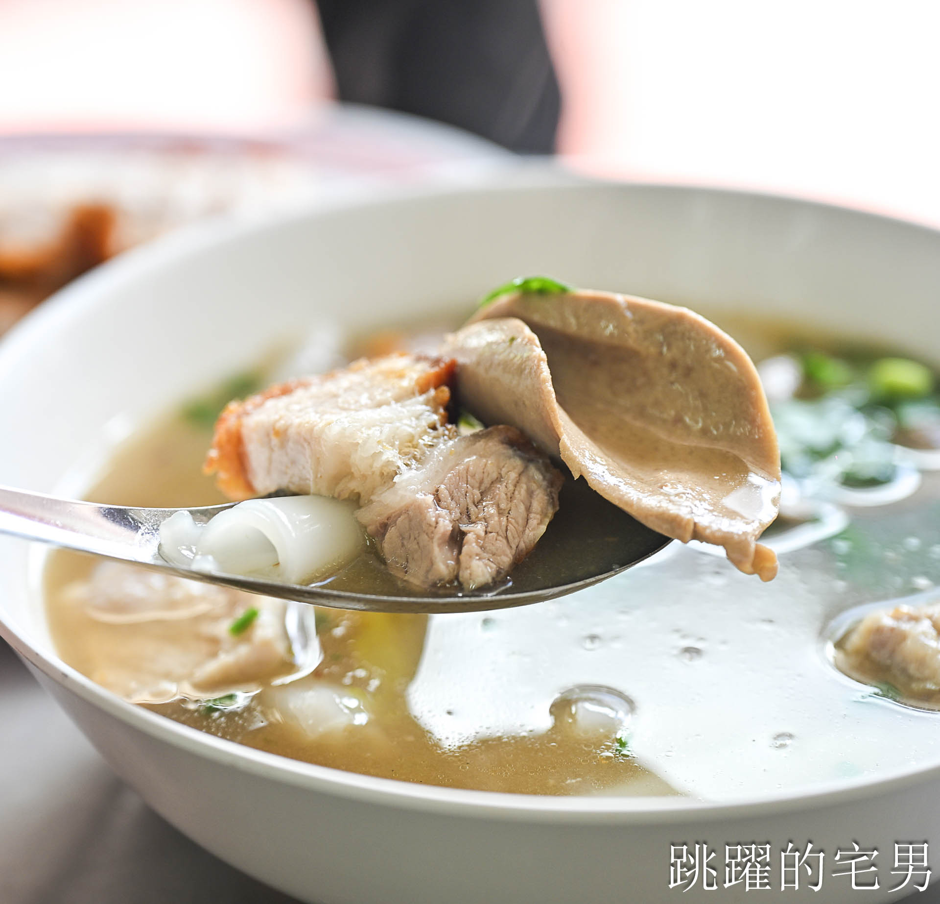 [曼谷唐人街美食]陳億粿條店-燒肉完全打到我的味蕾，脆到驚人! 白胡椒湯頭有夠特別! 粿條居然像台灣龍捲條，曼谷美食