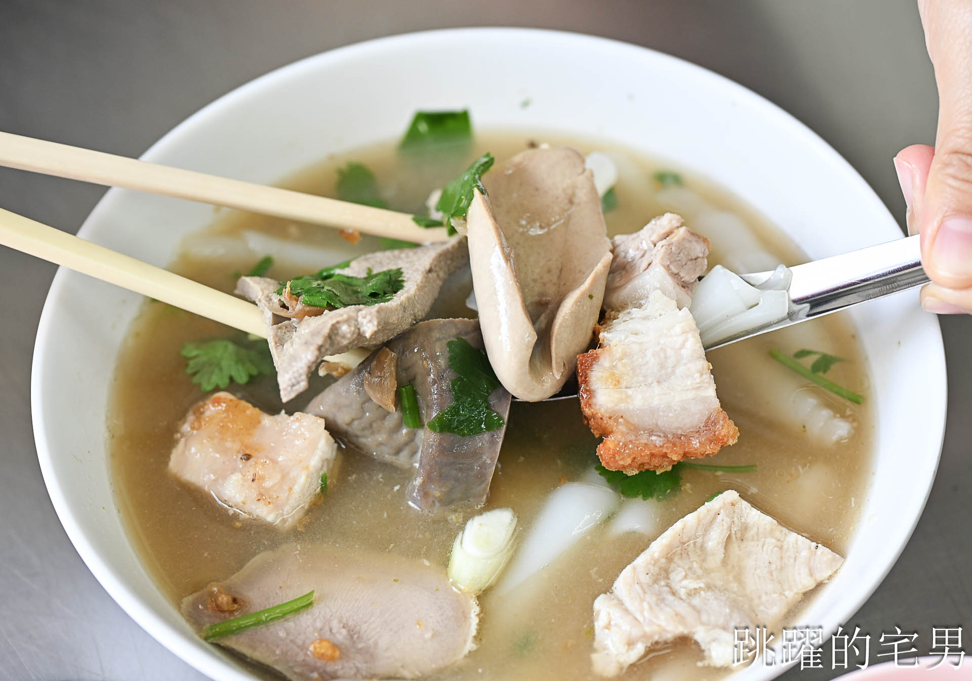 [曼谷唐人街美食]陳億粿條店-燒肉完全打到我的味蕾，脆到驚人! 白胡椒湯頭有夠特別! 粿條居然像台灣龍捲條，曼谷美食