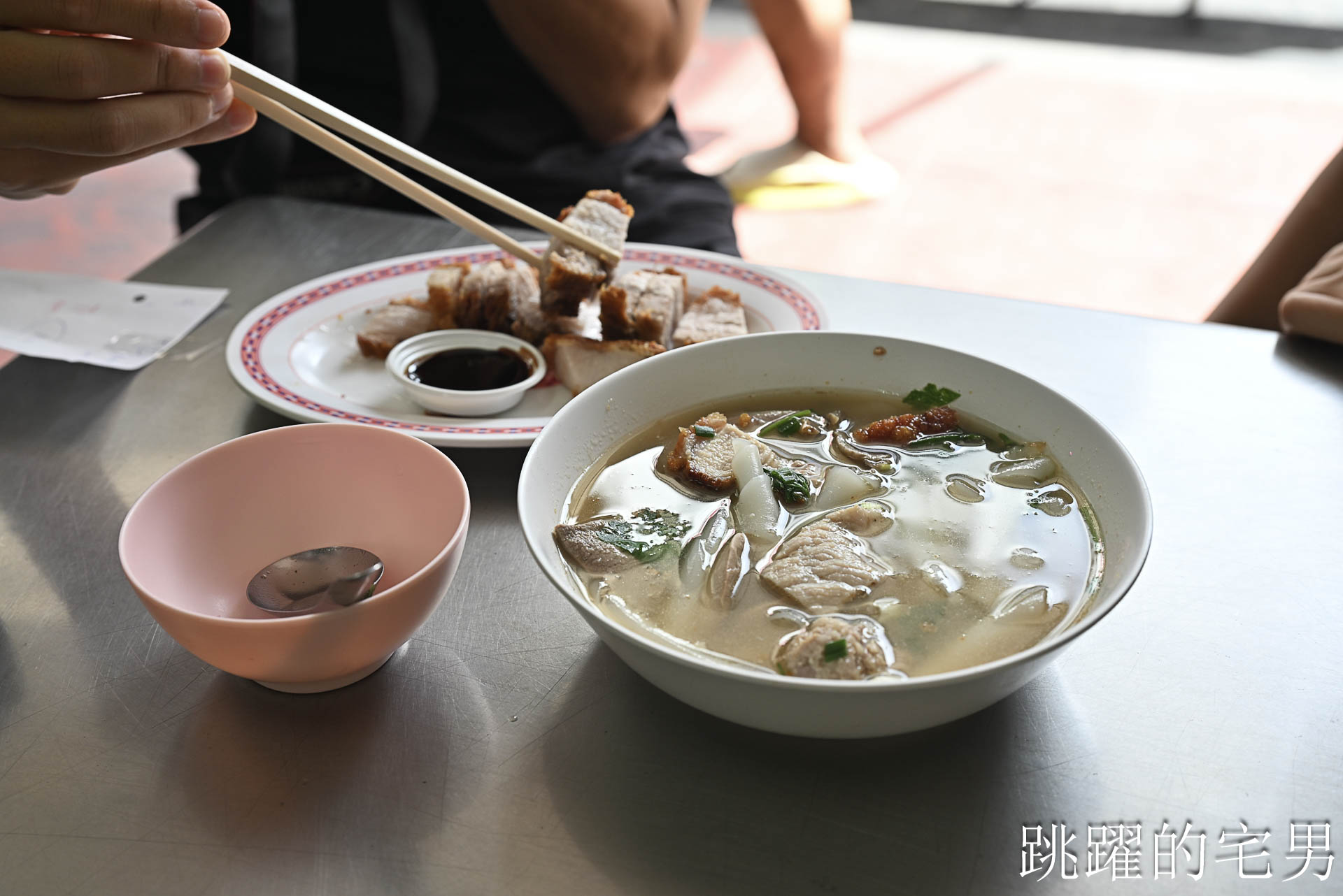 [曼谷唐人街美食]陳億粿條店-燒肉完全打到我的味蕾，脆到驚人! 白胡椒湯頭有夠特別! 粿條居然像台灣龍捲條，曼谷美食