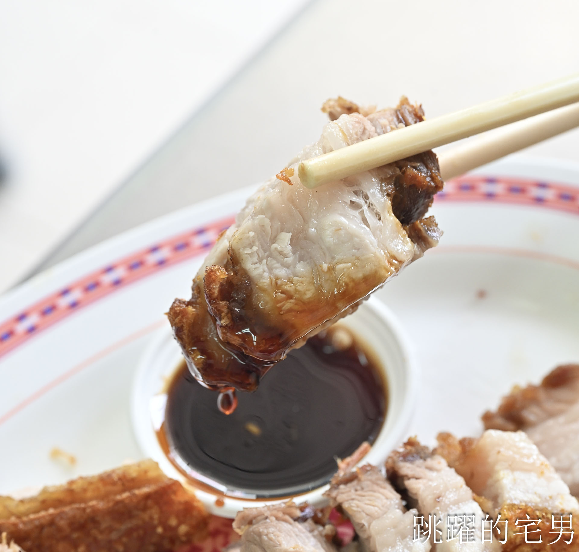 [曼谷唐人街美食]陳億粿條店-燒肉完全打到我的味蕾，脆到驚人! 白胡椒湯頭有夠特別! 粿條居然像台灣龍捲條，曼谷美食