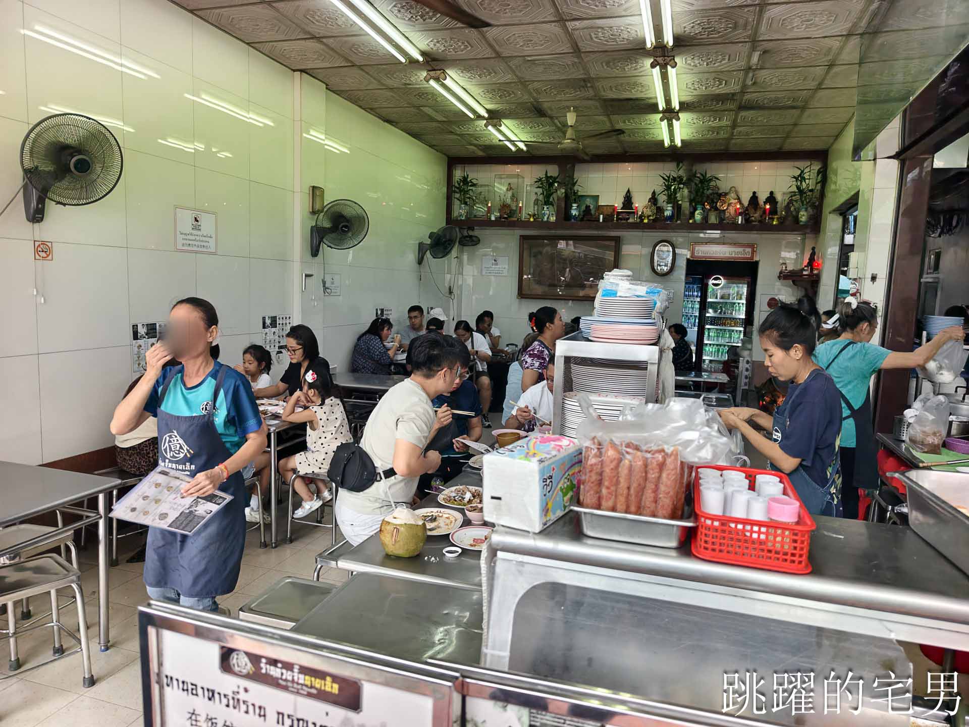 [曼谷唐人街美食]陳億粿條店-燒肉完全打到我的味蕾，脆到驚人! 白胡椒湯頭有夠特別! 粿條居然像台灣龍捲條，曼谷美食