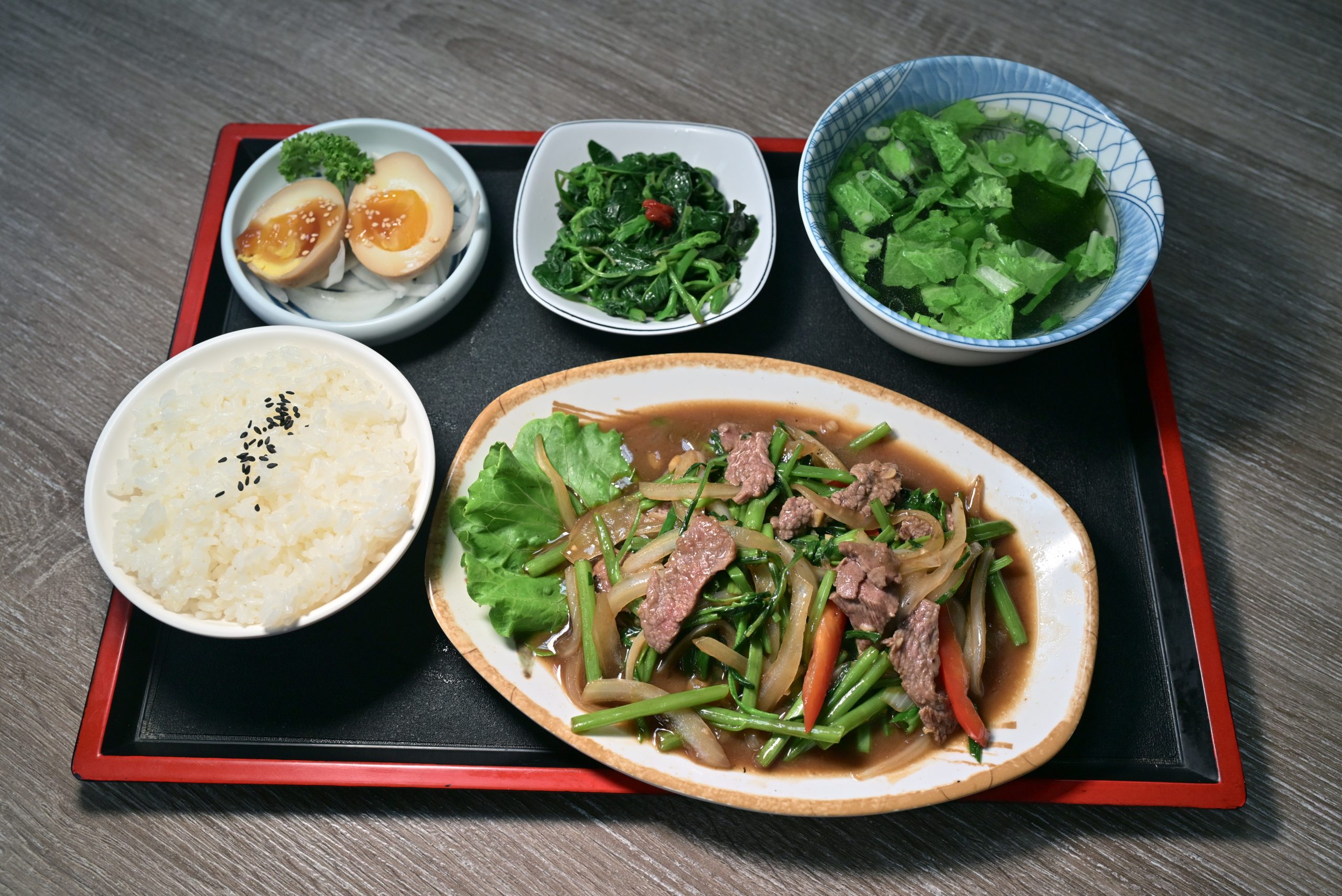 [花蓮宵夜]宵夜人家-這家熱炒蔥油拌麵香到不行! 濃郁牛肉麵、鱸魚蛤蠣湯頭超鮮美! 花蓮熱炒，花蓮美食