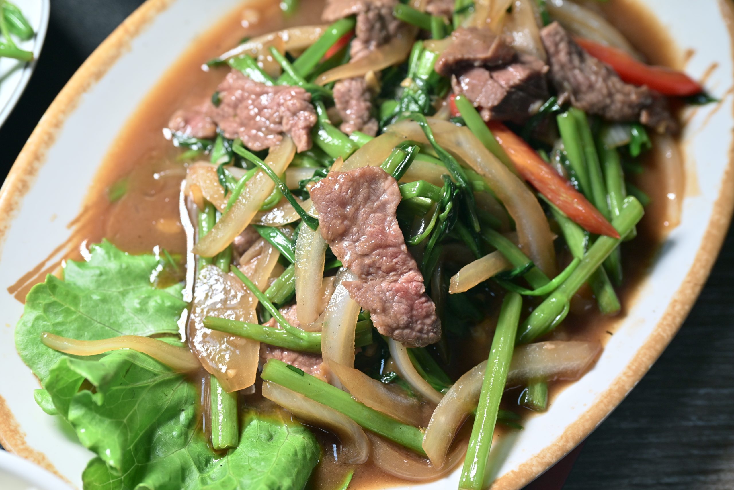 [花蓮宵夜]宵夜人家-這家熱炒蔥油拌麵香到不行! 濃郁牛肉麵、鱸魚蛤蠣湯頭超鮮美! 花蓮熱炒，花蓮美食