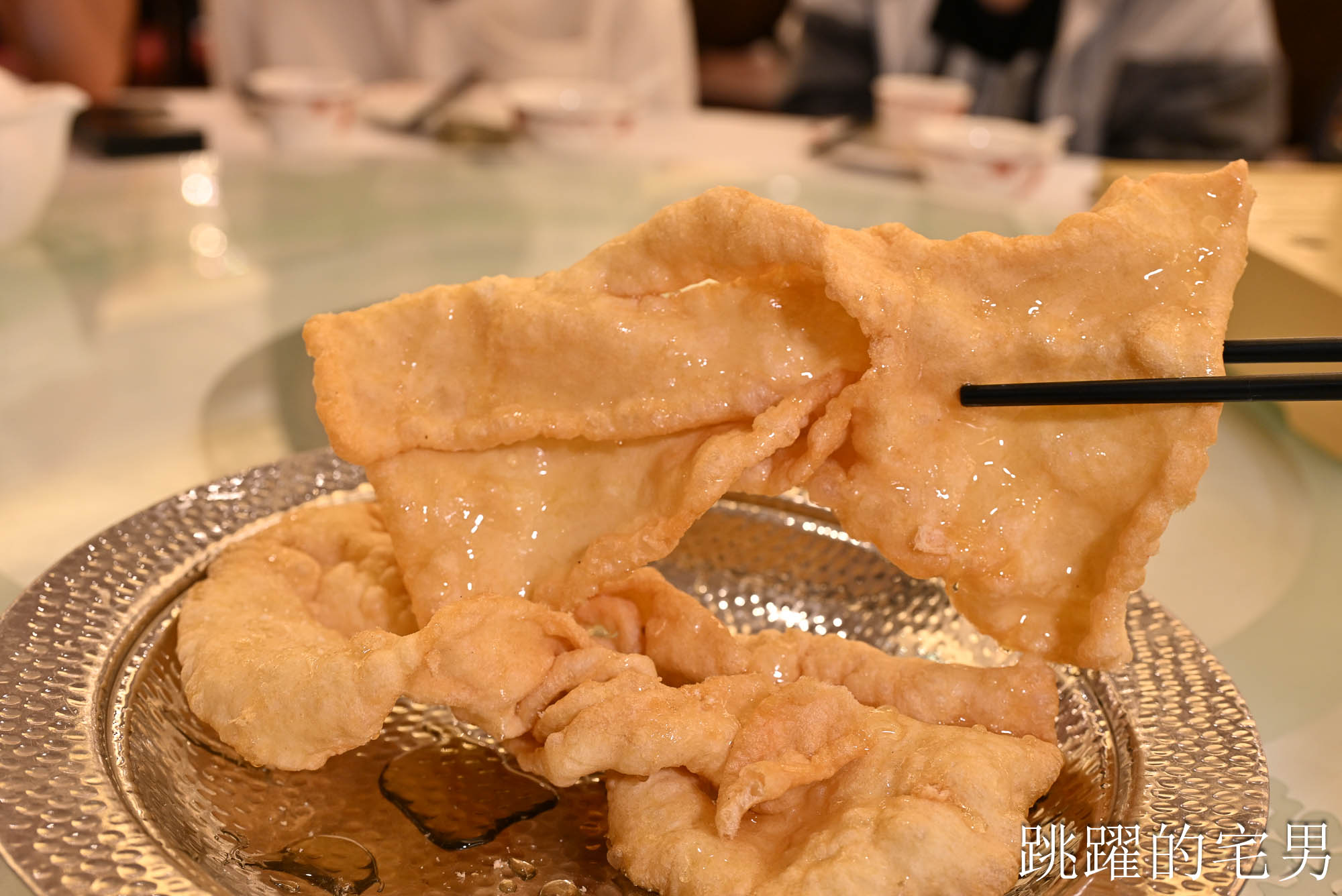 [廣州早茶推薦]稻香酒家-35年廣州酒樓超誇張鵝腿腸粉！一整隻燒鵝腿直接放上去，早茶時段點心通通5折，豬腳薑有我對外婆的記憶，廣州點心炸蛋散