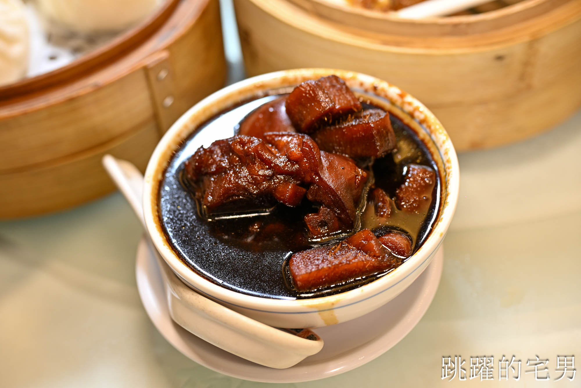 [廣州早茶推薦]稻香酒家-35年廣州酒樓超誇張鵝腿腸粉！一整隻燒鵝腿直接放上去，早茶時段點心通通5折，豬腳薑有我對外婆的記憶，廣州點心炸蛋散