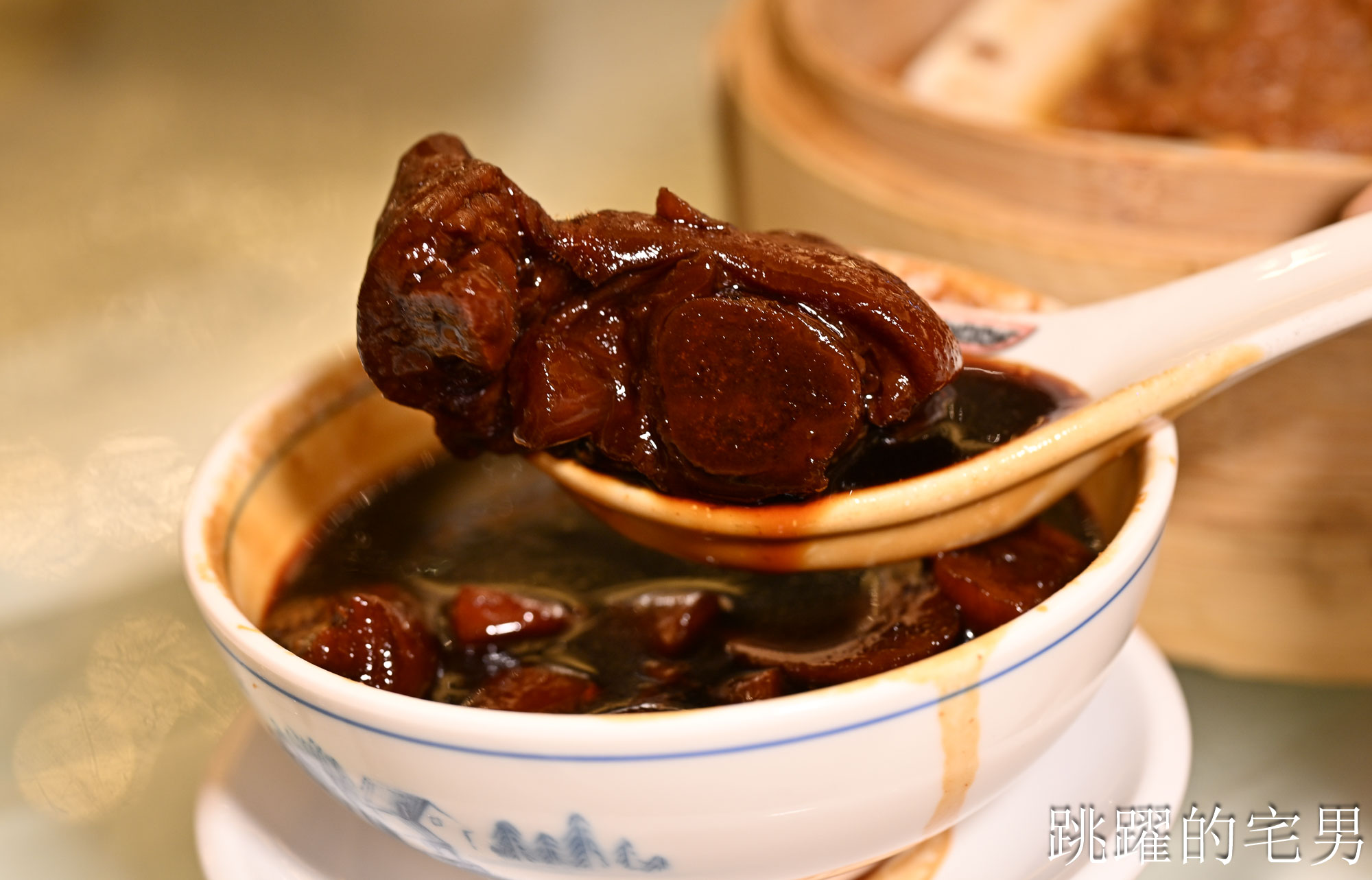 [廣州早茶推薦]稻香酒家-35年廣州酒樓超誇張鵝腿腸粉！一整隻燒鵝腿直接放上去，早茶時段點心通通5折，豬腳薑有我對外婆的記憶，廣州點心炸蛋散