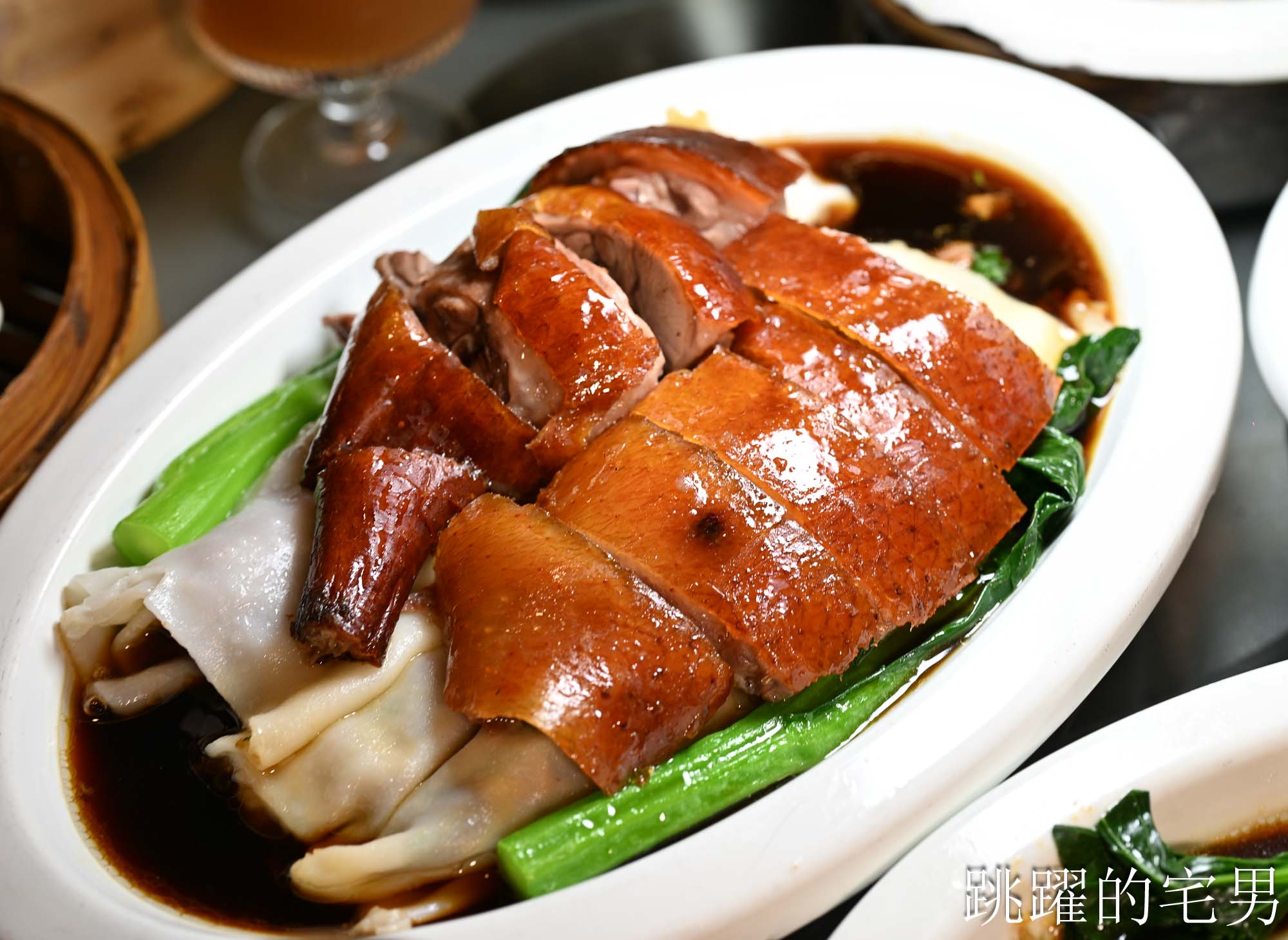 [廣州早茶推薦]稻香酒家-35年廣州酒樓超誇張鵝腿腸粉！一整隻燒鵝腿直接放上去，早茶時段點心通通5折，豬腳薑有我對外婆的記憶，廣州點心炸蛋散