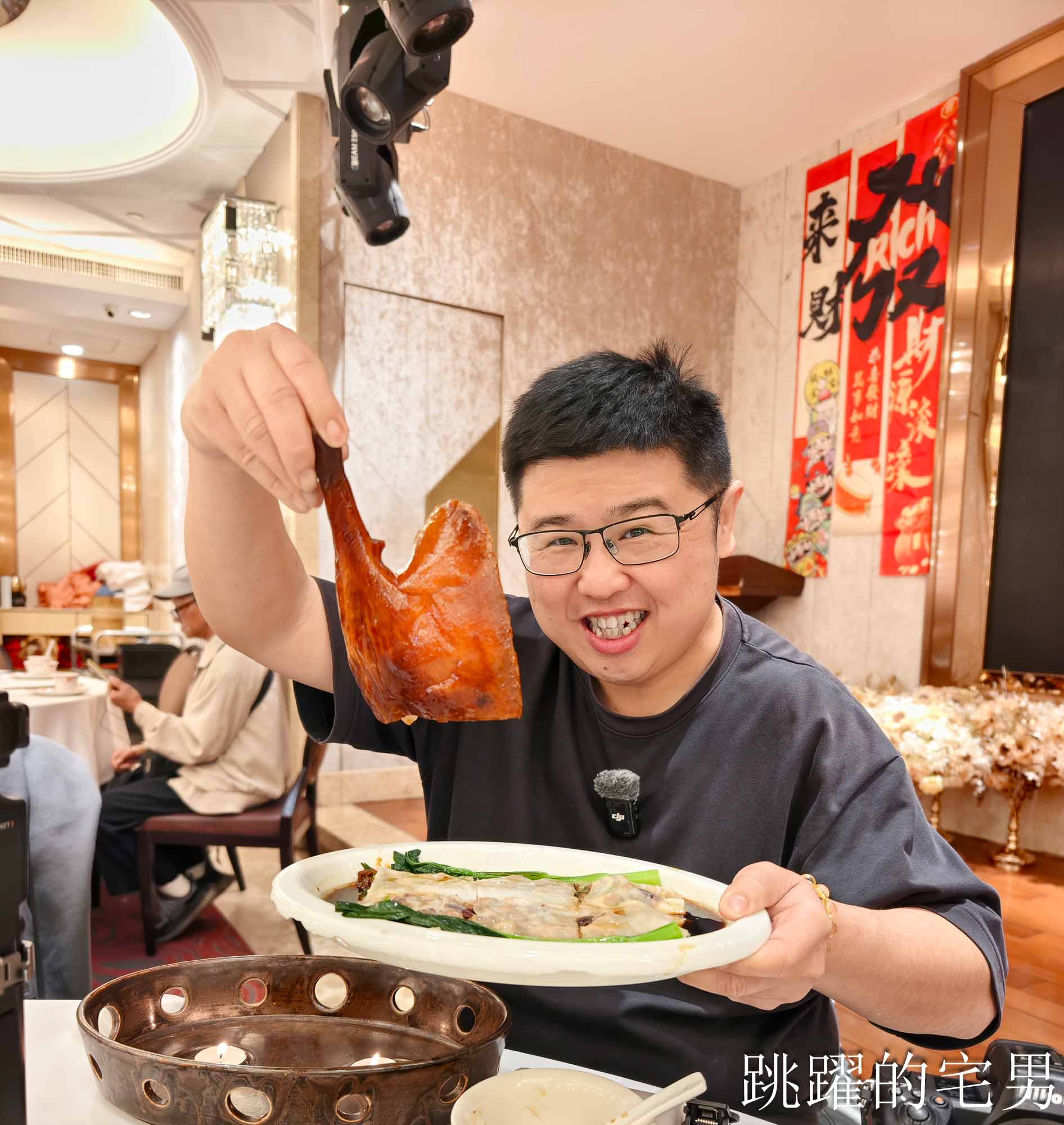 [廣州早茶推薦]稻香酒家-35年廣州酒樓超誇張鵝腿腸粉！一整隻燒鵝腿直接放上去，早茶時段點心通通5折，豬腳薑有我對外婆的記憶，廣州點心炸蛋散