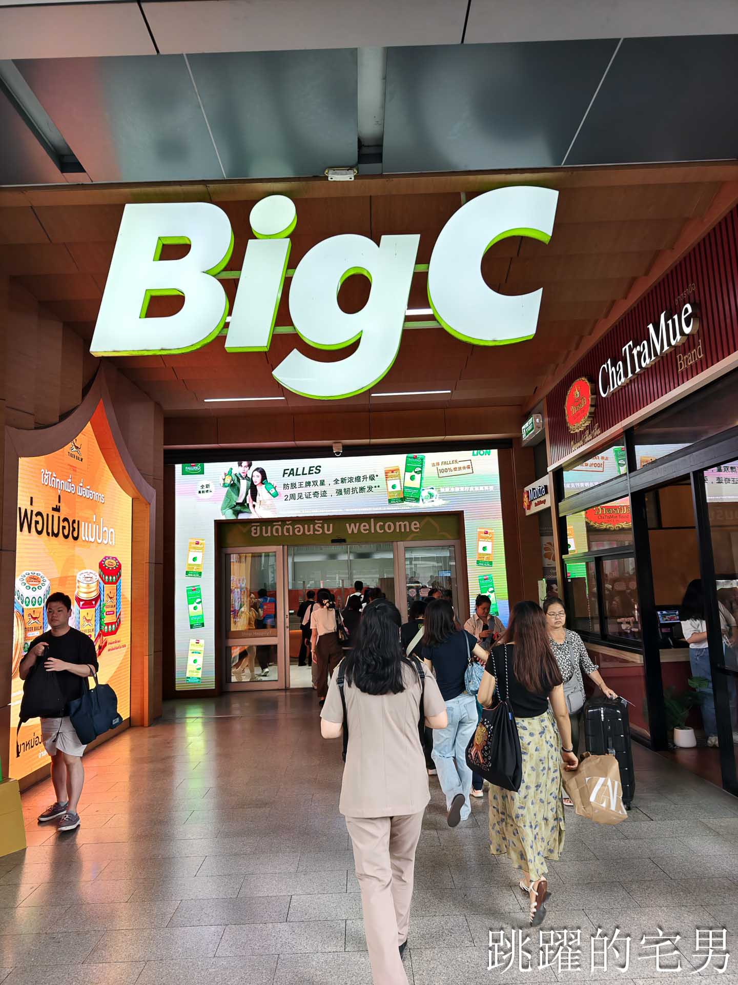[2026 泰國必買伴手禮]Big C必買清單就在這 ! 泰國零食、泰國藥妝、泰國料理包一次買齊，冬蔭功腰果也太好吃!