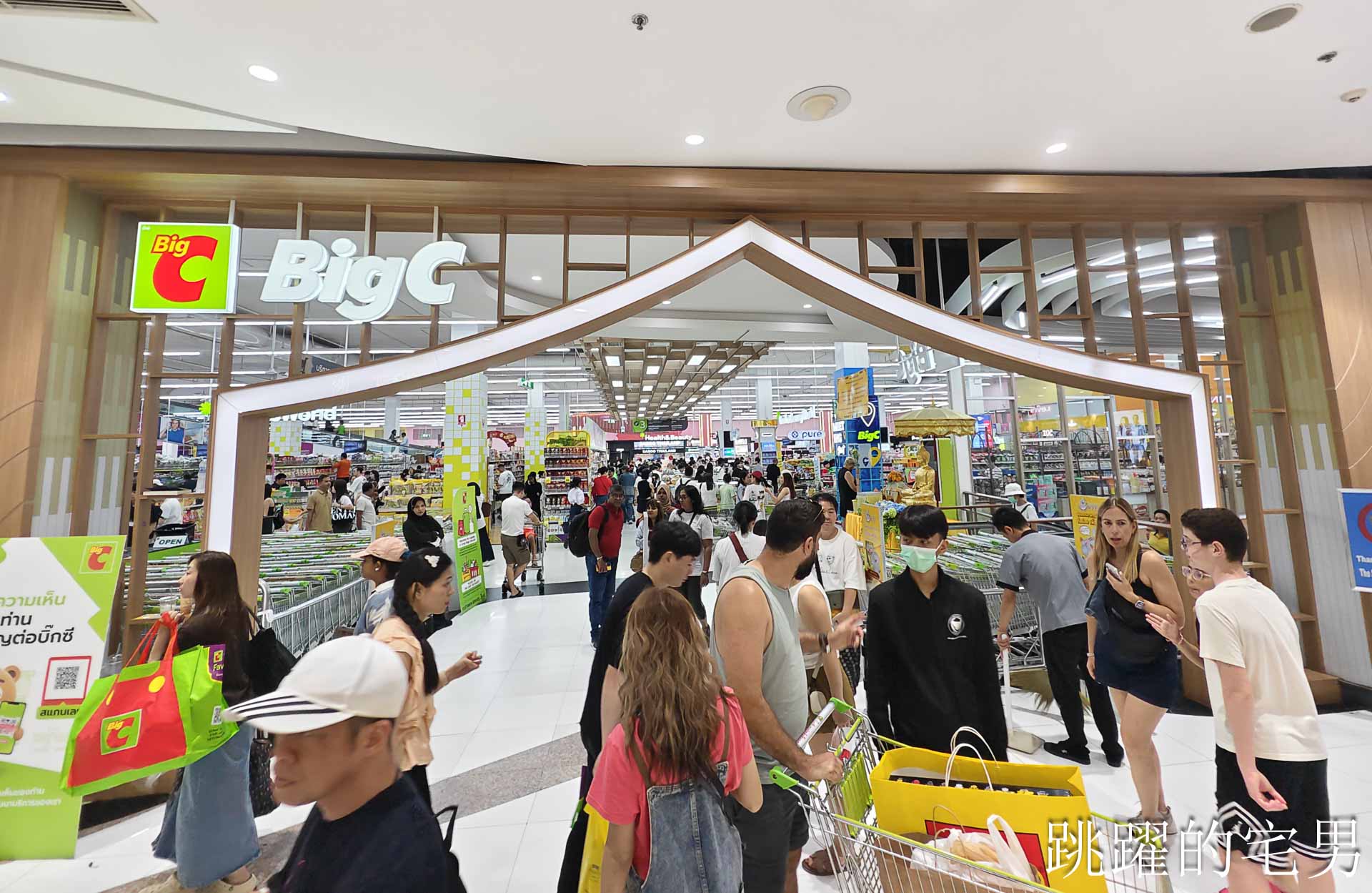 [2026 泰國必買伴手禮]Big C必買清單就在這 ! 泰國零食、泰國藥妝、泰國料理包一次買齊，冬蔭功腰果也太好吃!