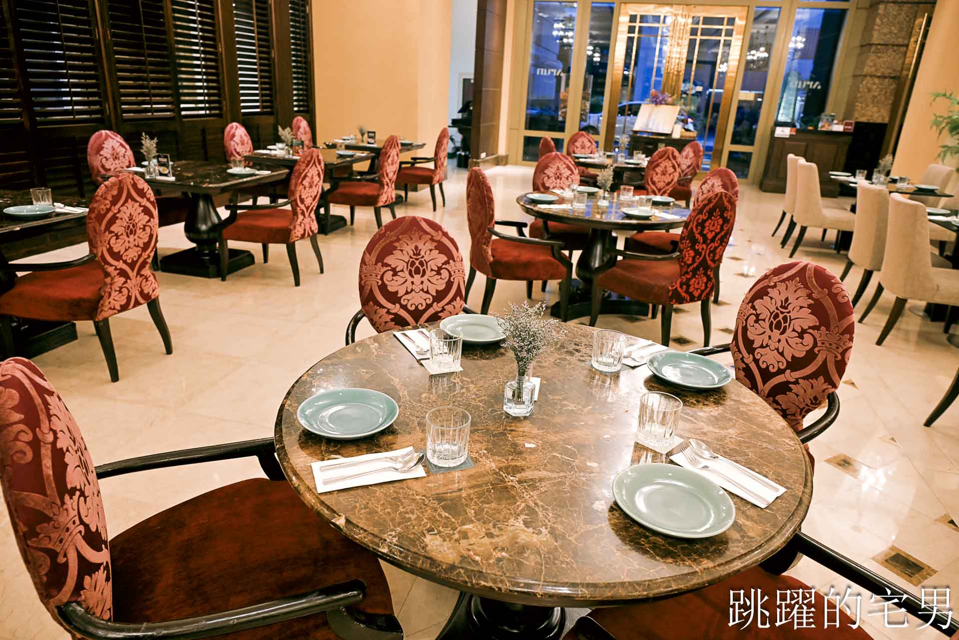 [曼谷美食]Arun Thai Cuisine by SEE FAH-開業90年泰國餐廳，氣派大氣歐式古典高質感空間，烤豬肉也太好吃啦， 走進回憶直上心頭，第一次曼谷住宿就是來這家Grande Centre Point Hotel