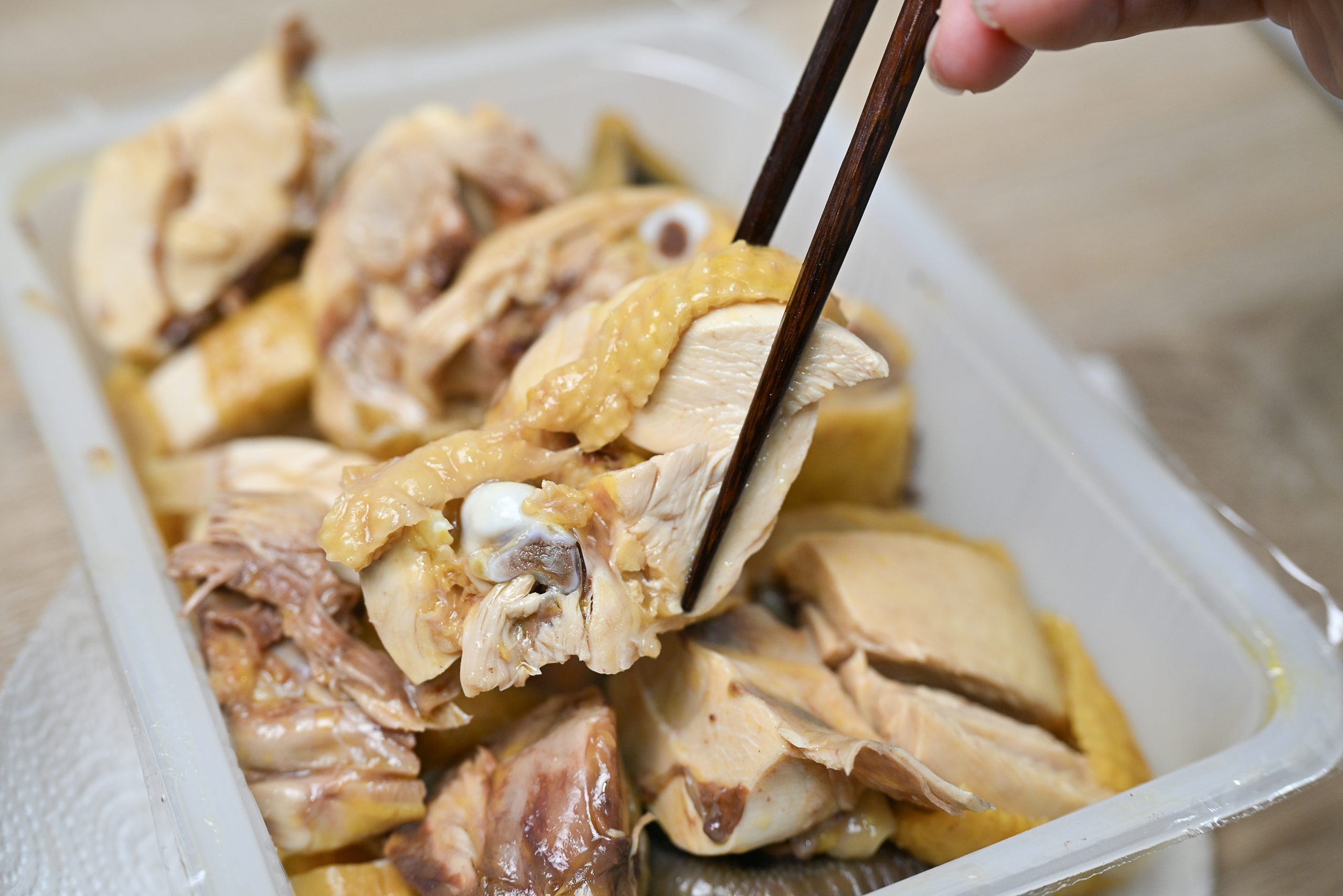 [花蓮重慶市場美食]池上阿俊放山雞-30年花蓮玉米雞肉嫩油脂香很推薦，還有甘蔗雞、仿土雞肉