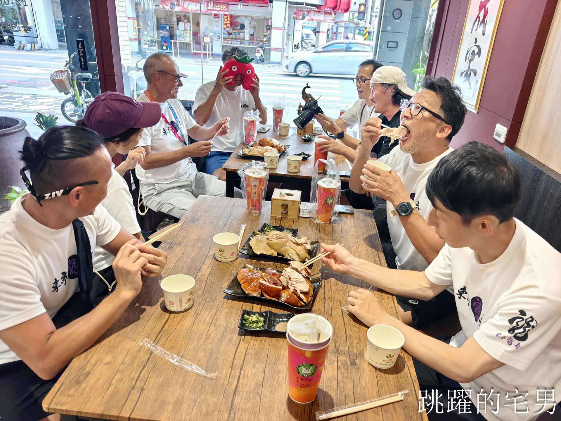 [花蓮美食]游家熟雞肉專賣店-大推煙燻雞腿飯，香氣四溢油脂豐厚，溫體雞肉好吃得沒話說，醉雞、鹽水雞都有賣整隻，花蓮下午有營業餐廳