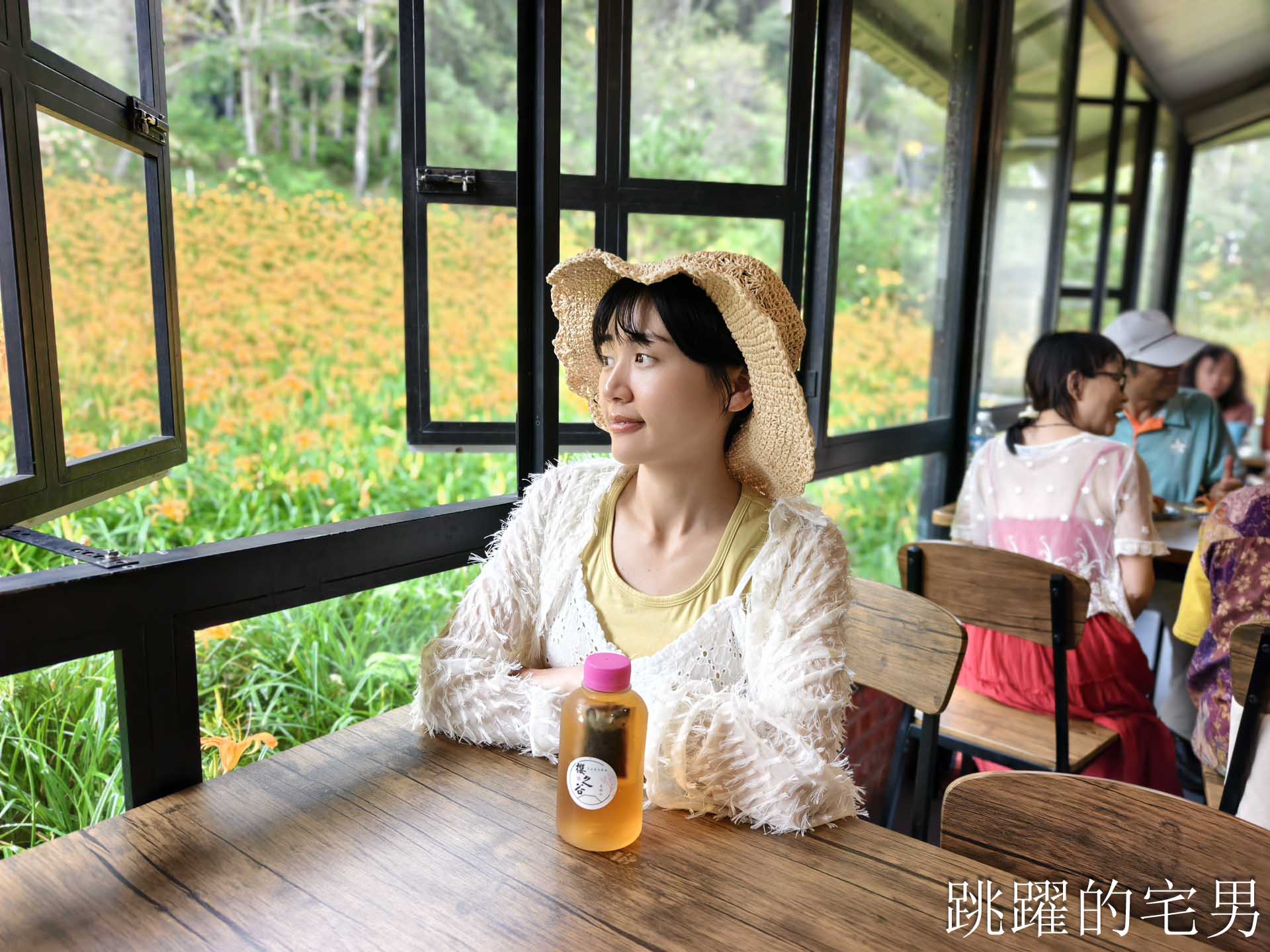 [赤科山咖啡廳]櫻之谷咖啡民宿-這是什麼夢幻咖啡廳，窗外直接花海!   景色直接像一幅畫! 還有可愛柴犬，玉里咖啡廳