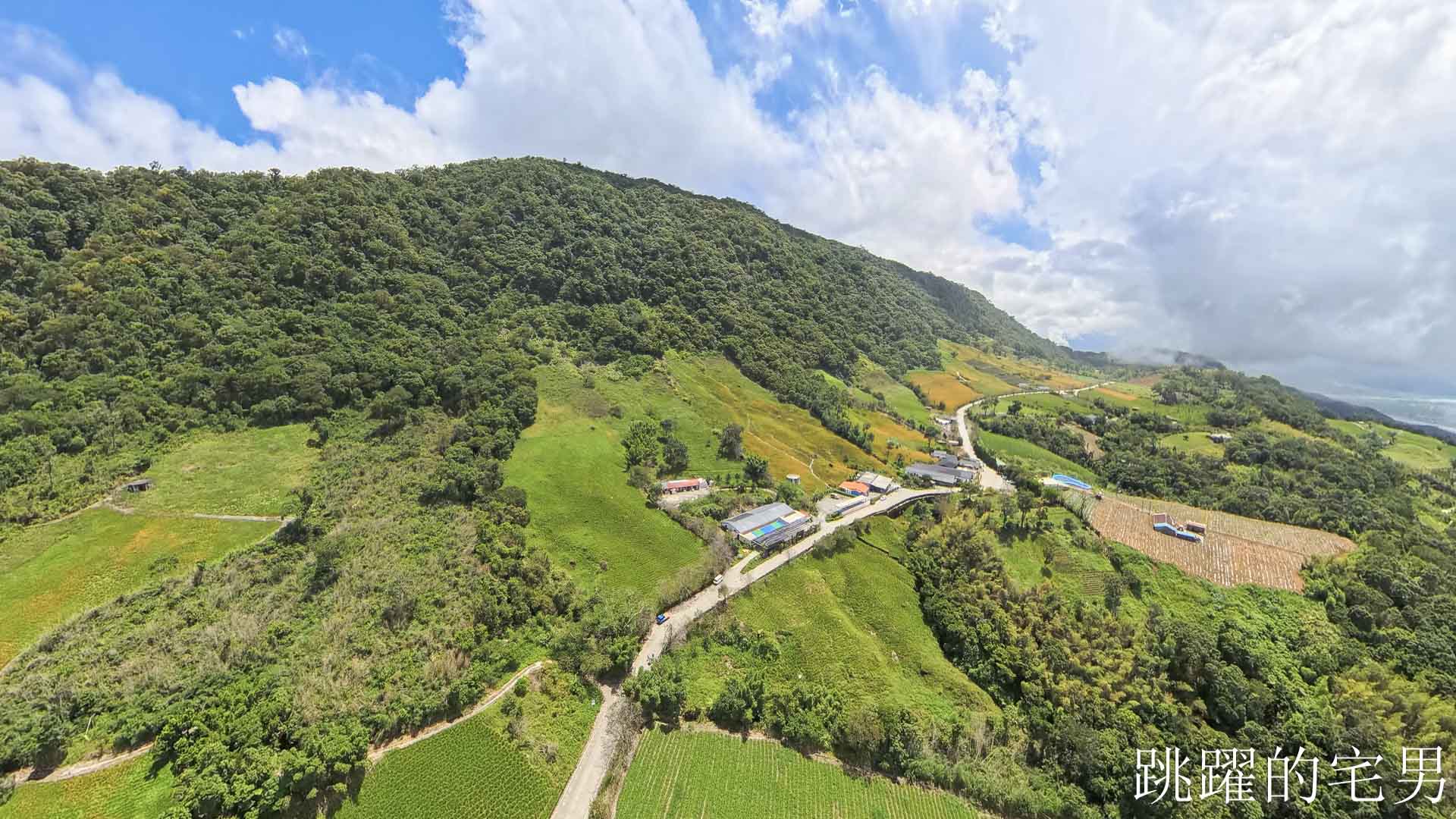 [花蓮賞花景點]汪家古厝-2026赤科山花況，古厝後方藏著整片金針花海！盪鞦韆山丘花田超夢幻，赤科山旅遊景點推薦