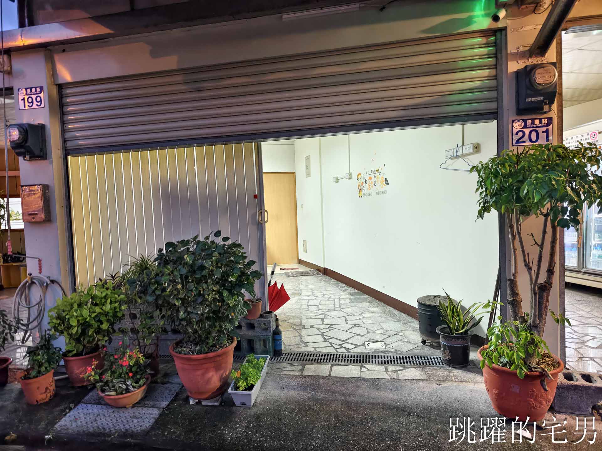 [花蓮有包廂餐廳]原內靜香A灶咖-沒招牌全場就1桌，最好喝蛋花湯居然在這裡?! 免收開瓶費沒招牌家庭式投幣卡拉OK，花蓮唱歌餐廳推薦，無菜單料理