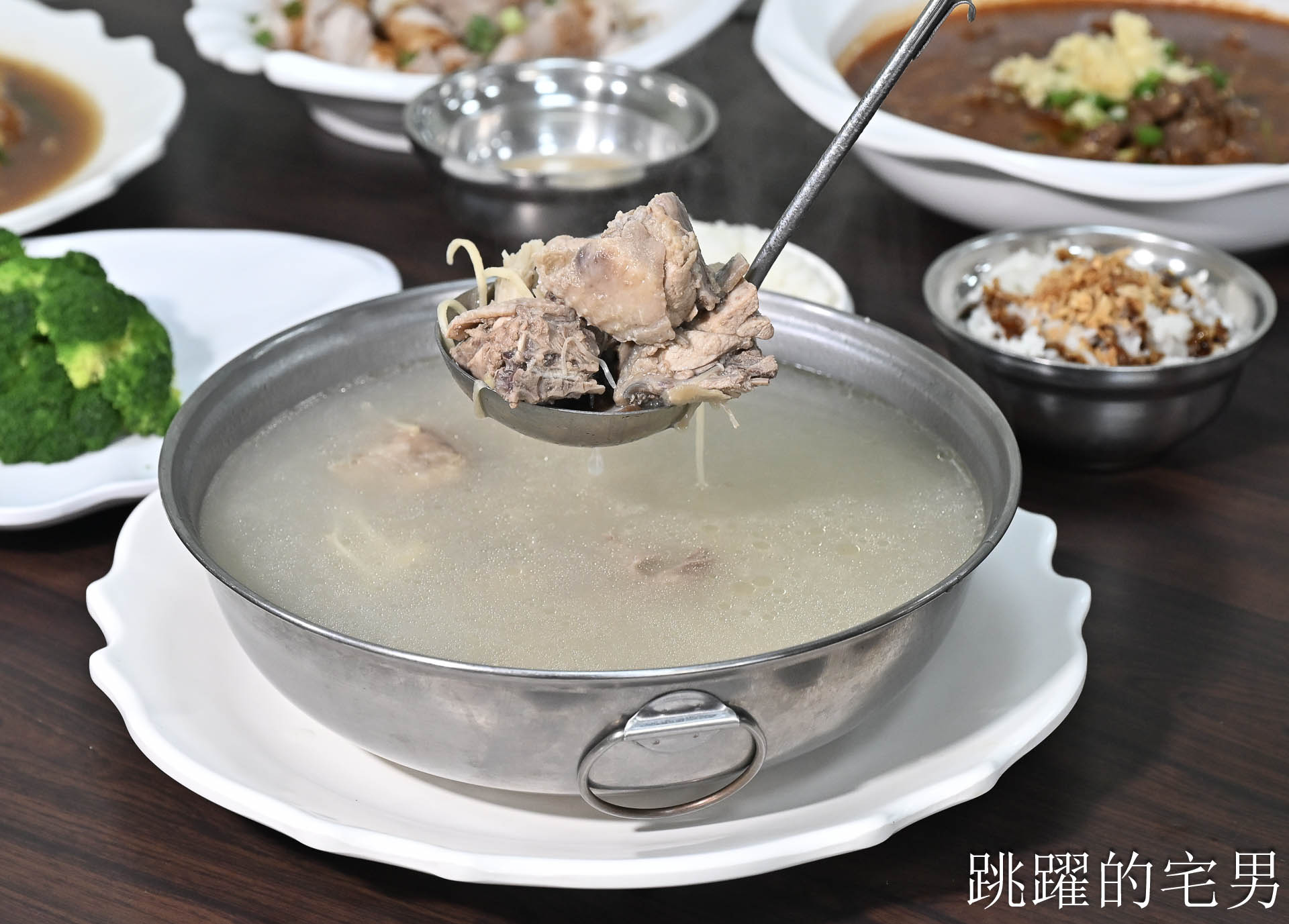 [竹山美食推薦]以鵝傳鵝竹山總店-這家完全可以為了這個燒鵝來南投，皮脆肉嫩味道超迷人，還能點半隻太方便了，台灣燒鵝推薦，紫南宮美食、竹山聚餐推薦