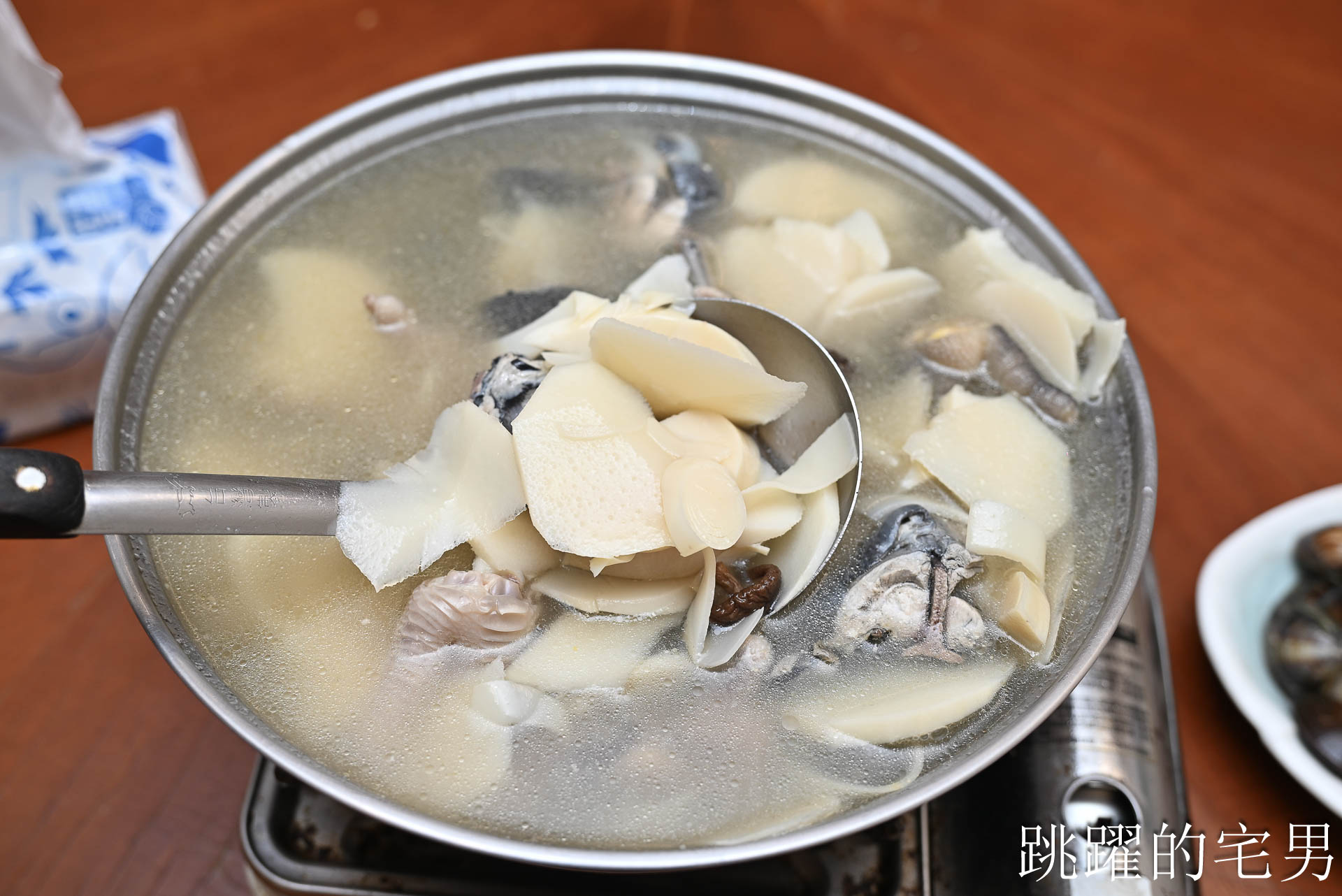 [花蓮有包廂餐廳]原內靜香A灶咖-沒招牌全場就1桌，最好喝蛋花湯居然在這裡?! 免收開瓶費沒招牌家庭式投幣卡拉OK，花蓮唱歌餐廳推薦，無菜單料理
