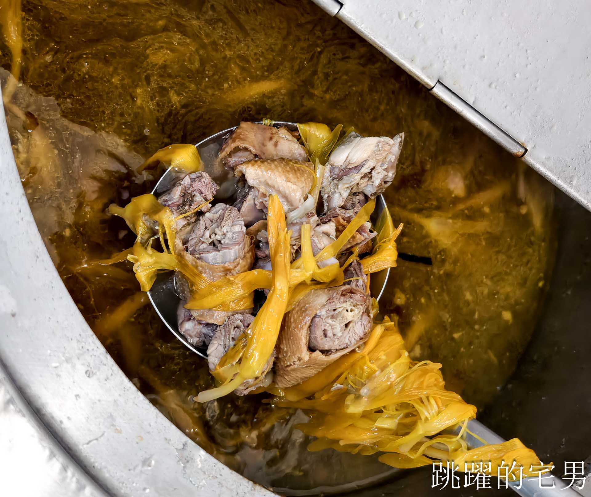 [吉安美食]郭記港式燒臘坊-這家花蓮燒臘烤鴨必吃，櫻桃鴨油脂十足，烤鴨腿就是讚啦，五寶飯，提供停車場