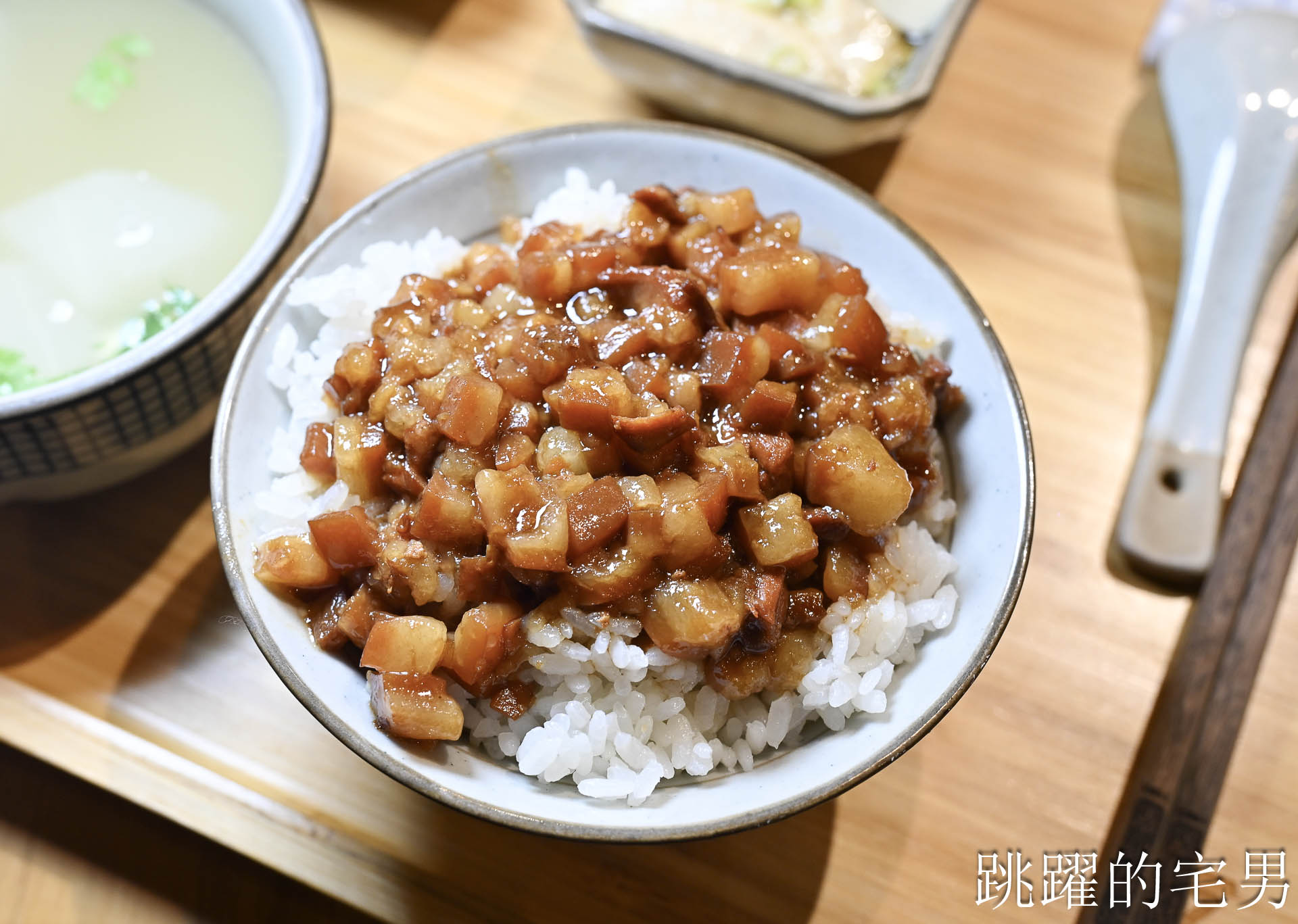 [花蓮美食]平行時空小茶室-老屋茶鋪還是花蓮寵物友善餐廳，滷肉飯套餐99元，附2樣小菜和湯C/P值很高
