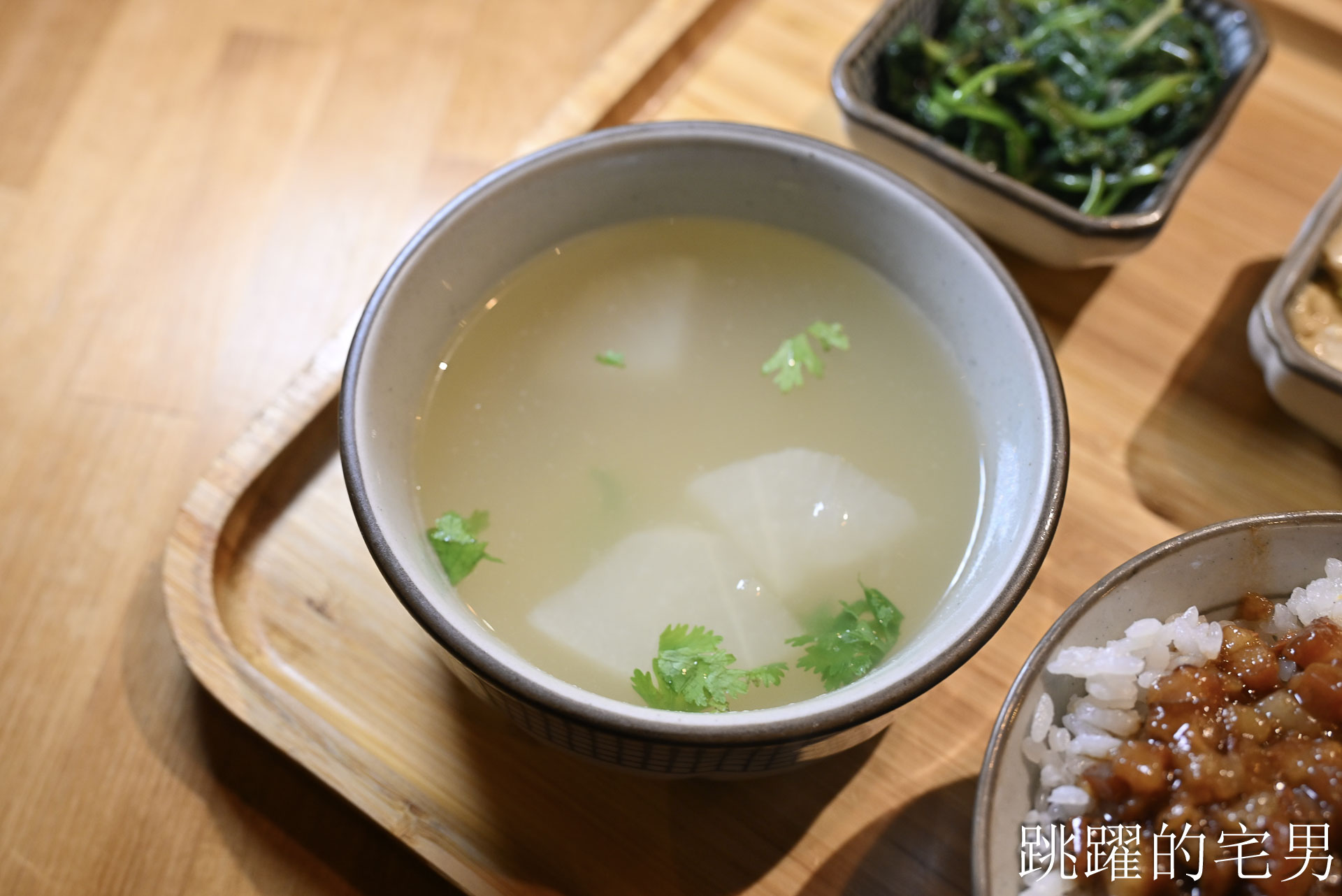 [花蓮美食]平行時空小茶室-老屋茶鋪還是花蓮寵物友善餐廳，滷肉飯套餐99元，附2樣小菜和湯C/P值很高
