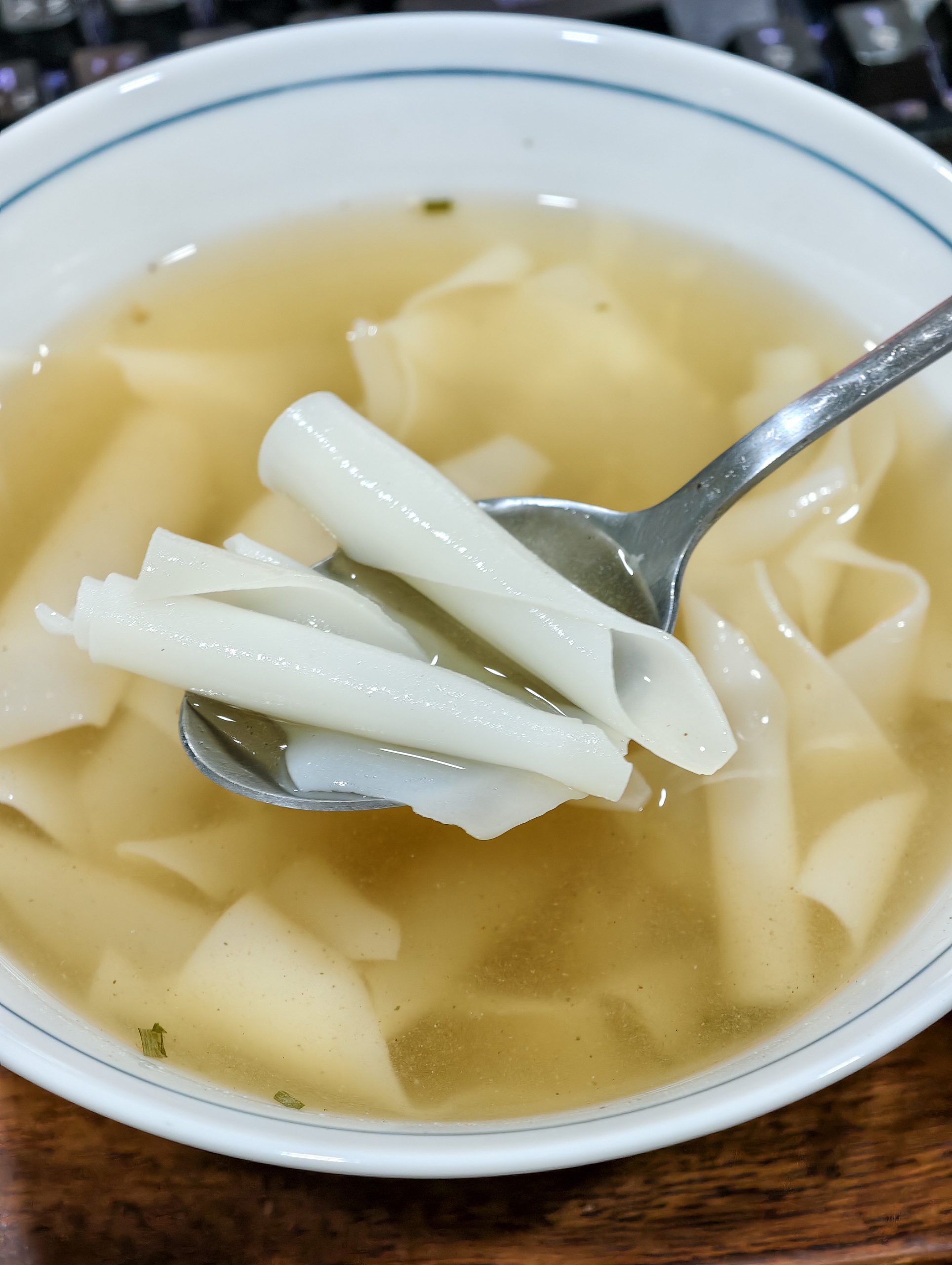 [2026 泰國必買伴手禮]Big C必買清單就在這 ! 泰國零食、泰國藥妝、泰國料理包一次買齊，冬蔭功腰果也太好吃!