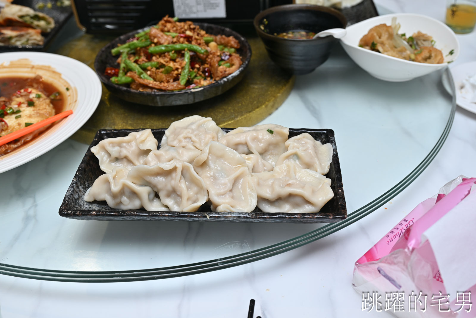 [花蓮美食]芭樂貳號小吃部-這家推出花蓮蔥油餅，超厚又有蔥香，大顆水餃還是筍子口味，花蓮中餐廳聚餐推薦