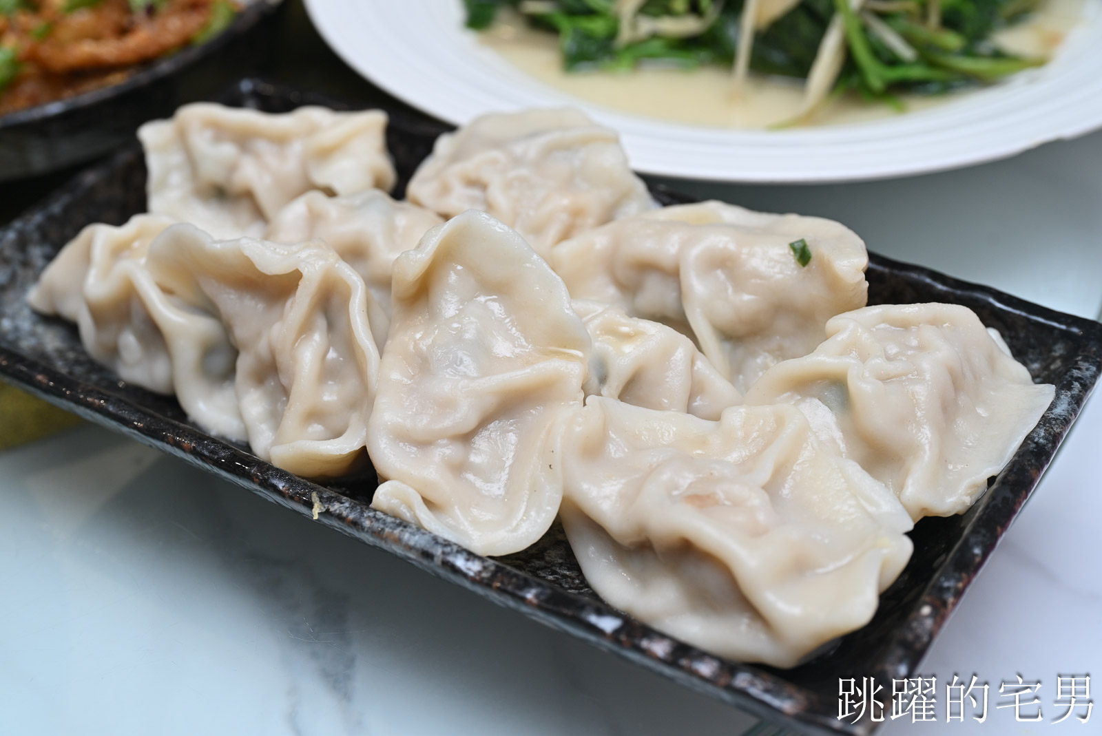 [花蓮美食]芭樂貳號小吃部-這家推出花蓮蔥油餅，超厚又有蔥香，大顆水餃還是筍子口味，花蓮中餐廳聚餐推薦
