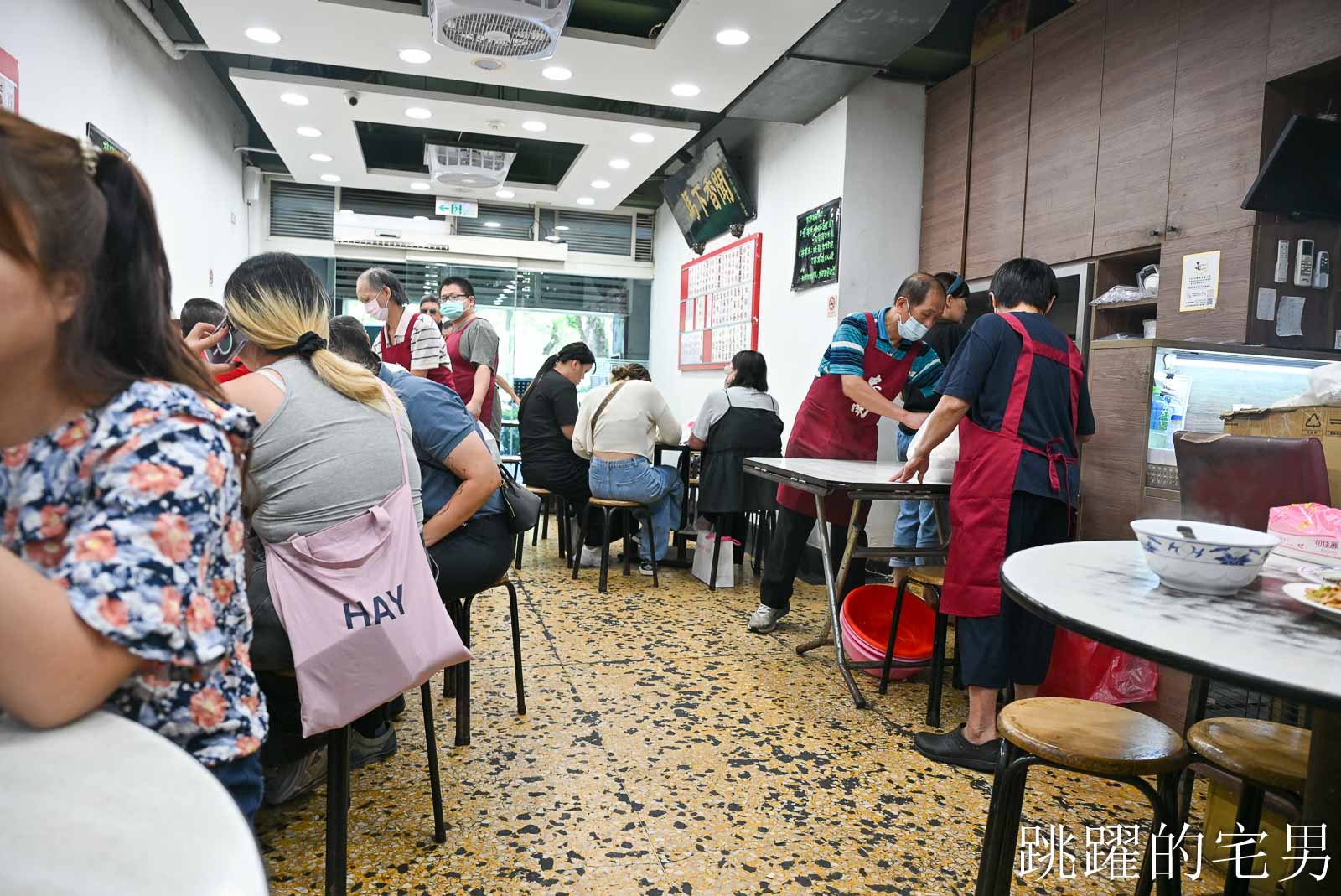 [大安區美食]忠南飯館-1個人300元吃到撐，60年台北眷村菜真的有夠下飯! 忠南飯館必點梅干扣肉、紅燒獅子頭，老闆推薦神菜居然沒點到很後悔，忠孝復興站美食