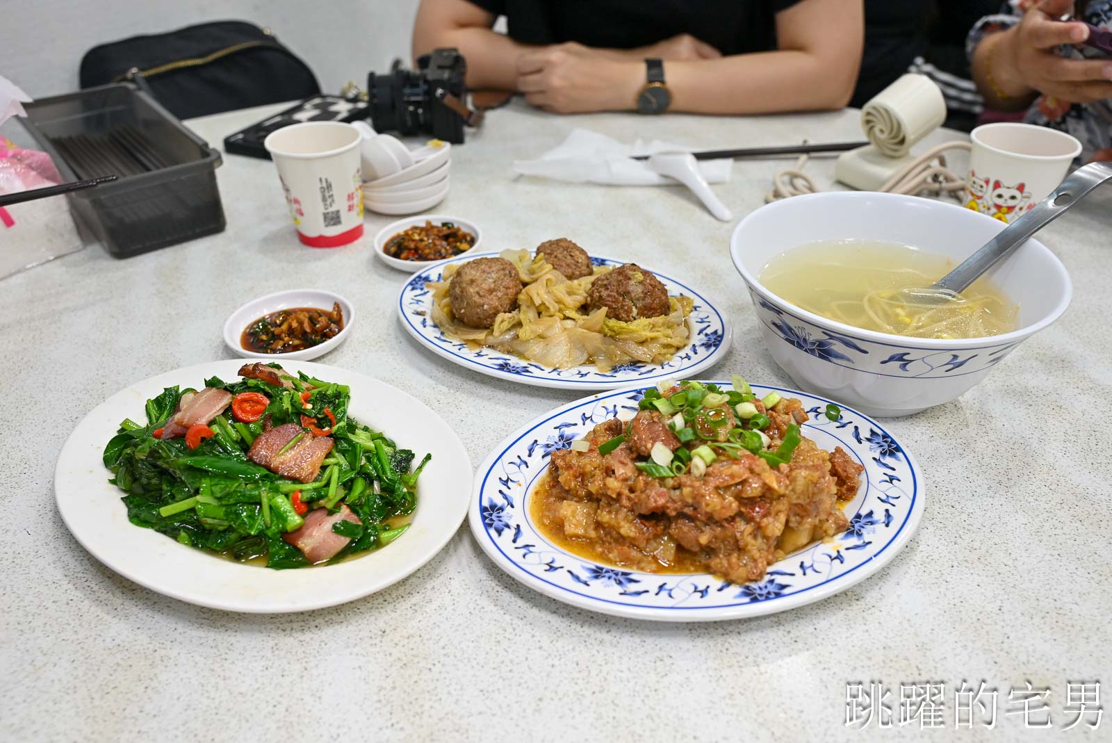 [大安區美食]忠南飯館-1個人300元吃到撐，60年台北眷村菜真的有夠下飯! 忠南飯館必點梅干扣肉、紅燒獅子頭，老闆推薦神菜居然沒點到很後悔，忠孝復興站美食
