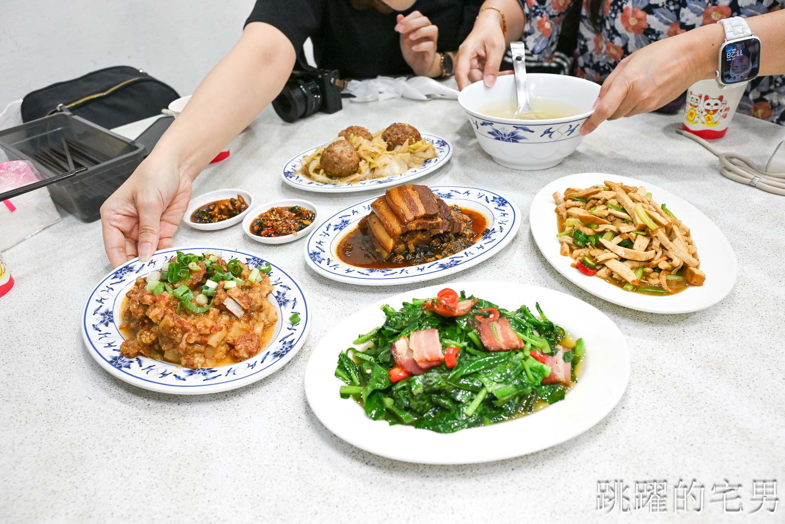 網站近期文章：[大安區美食]忠南飯館-1個人300元吃到撐，60年台北眷村菜真的有夠下飯! 忠南飯館必點梅干扣肉、紅燒獅子頭，老闆推薦神菜居然沒點到很後悔，忠孝復興站美食