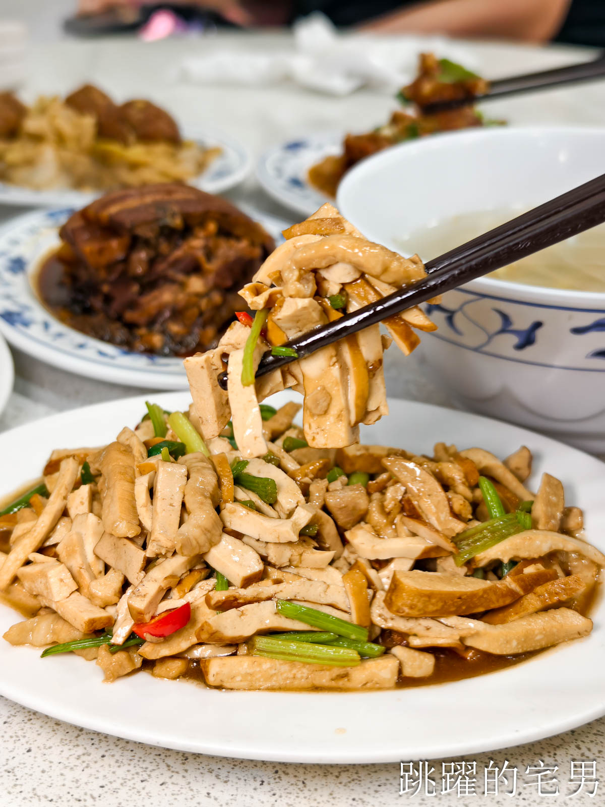 [大安區美食]忠南飯館-1個人300元吃到撐，60年台北眷村菜真的有夠下飯! 忠南飯館必點梅干扣肉、紅燒獅子頭，老闆推薦神菜居然沒點到很後悔，忠孝復興站美食
